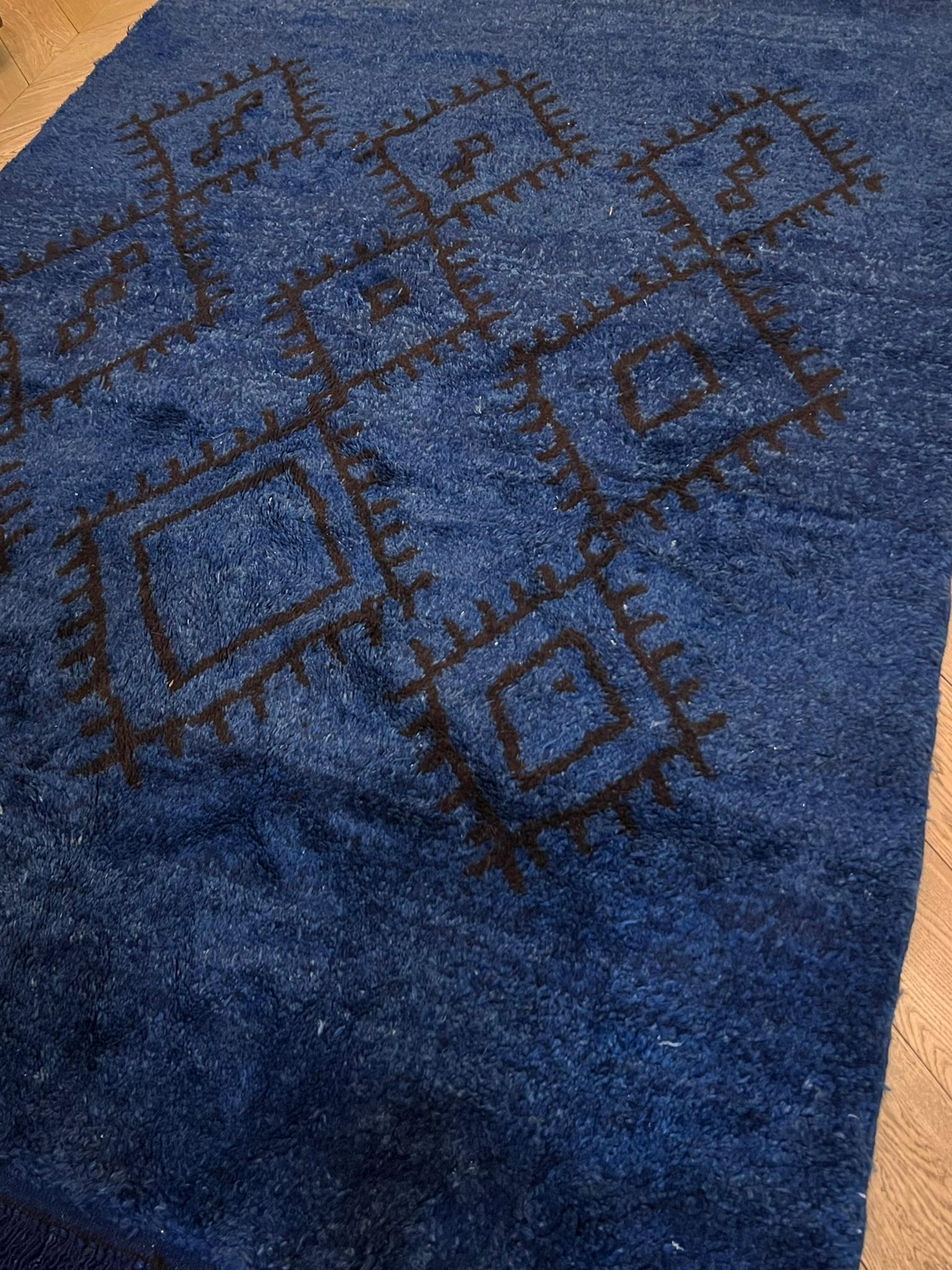 Tapis berbère à poils longs, doux et élégant, avec motif ton sur ton bleu de Prusse Excellent état - En vente à Firenze, IT