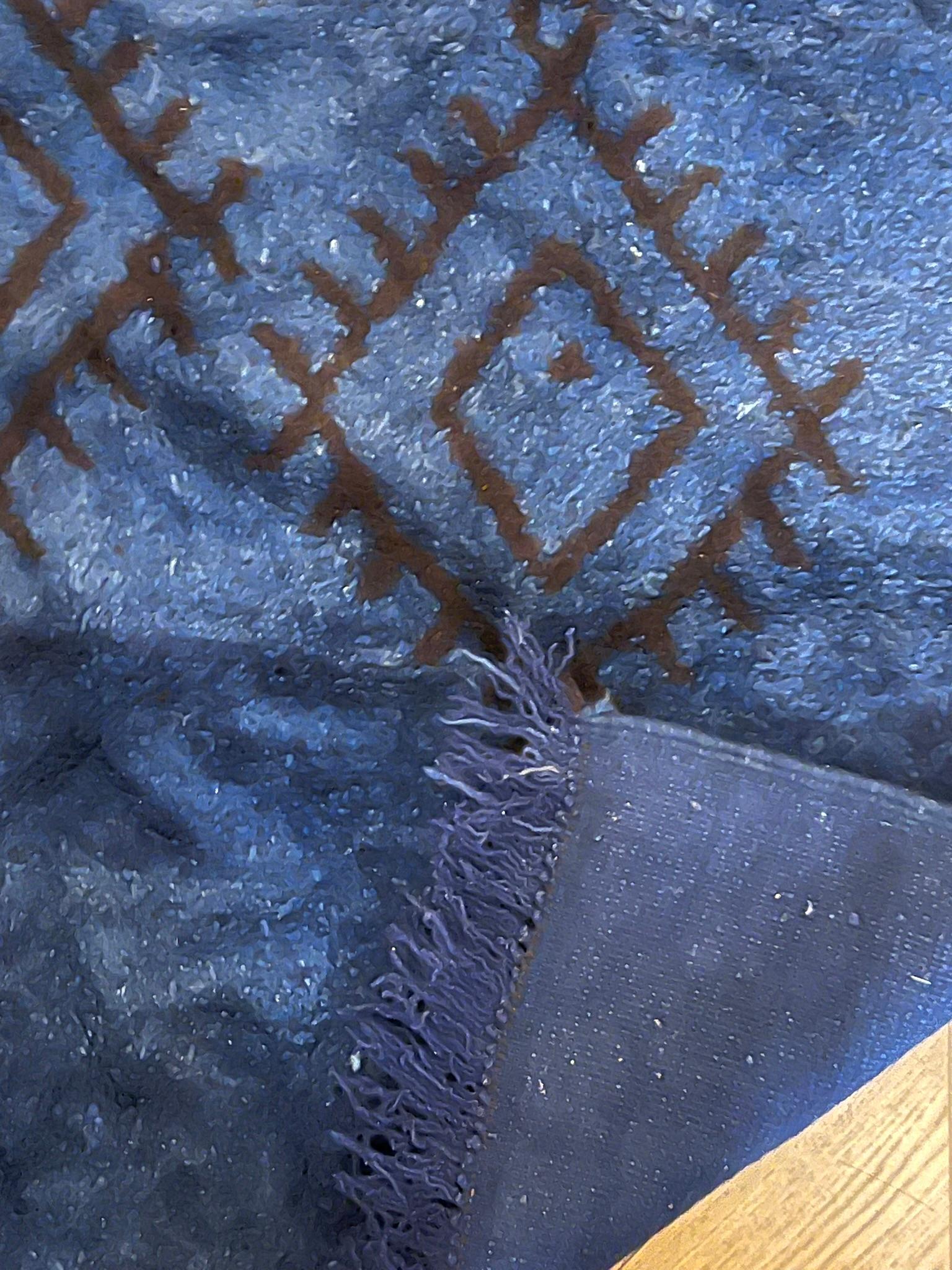 Mid-20th Century Tapis berbère à poils longs, doux et élégant, avec motif ton sur ton bleu de Prusse en vente