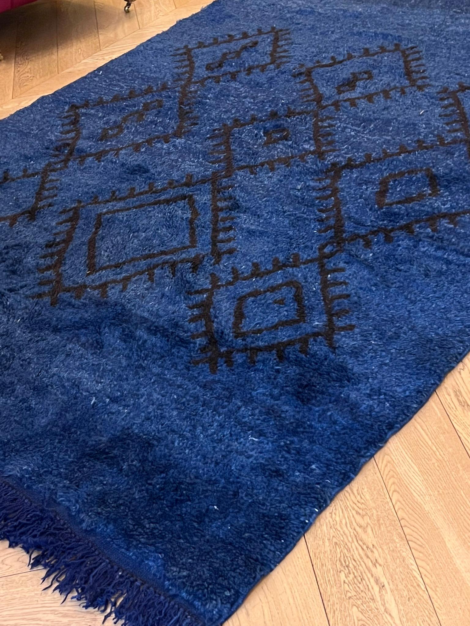 Laine Tapis berbère à poils longs, doux et élégant, avec motif ton sur ton bleu de Prusse en vente