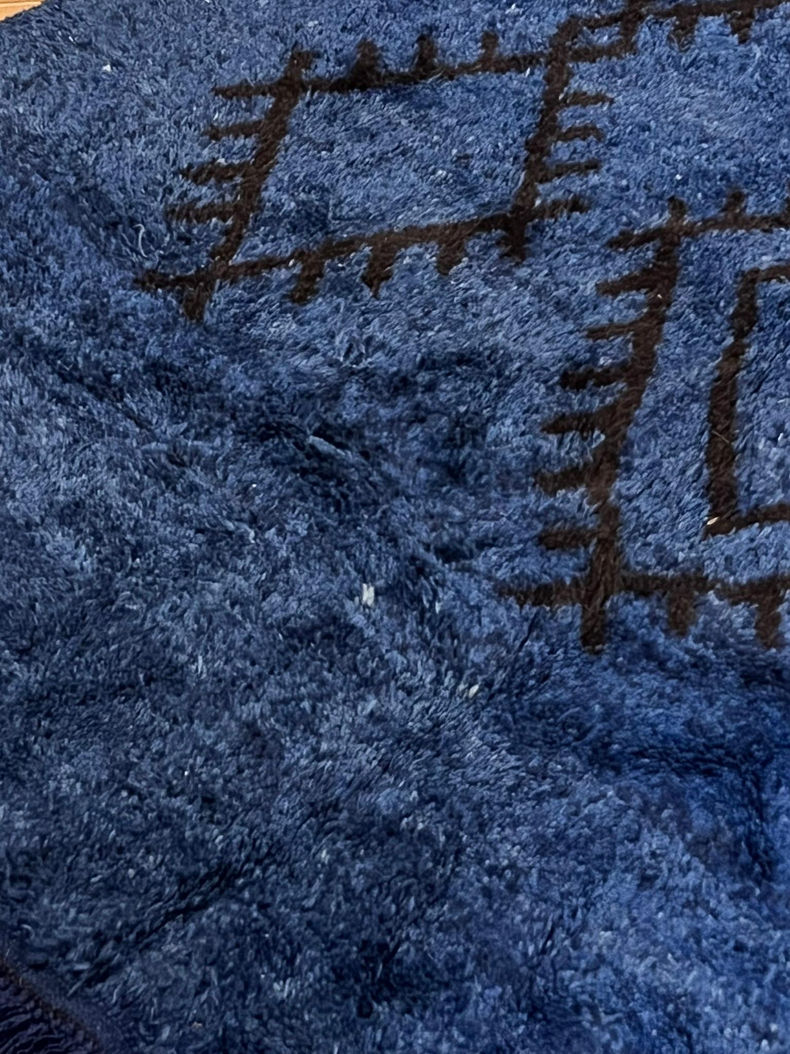 Tapis berbère à poils longs, doux et élégant, avec motif ton sur ton bleu de Prusse en vente 1