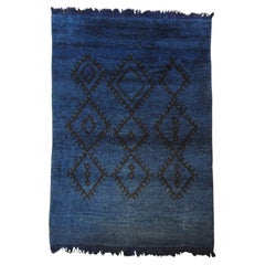 Suave y elegante alfombra bereber de pelo alto con diseño ton sur ton azul prusia