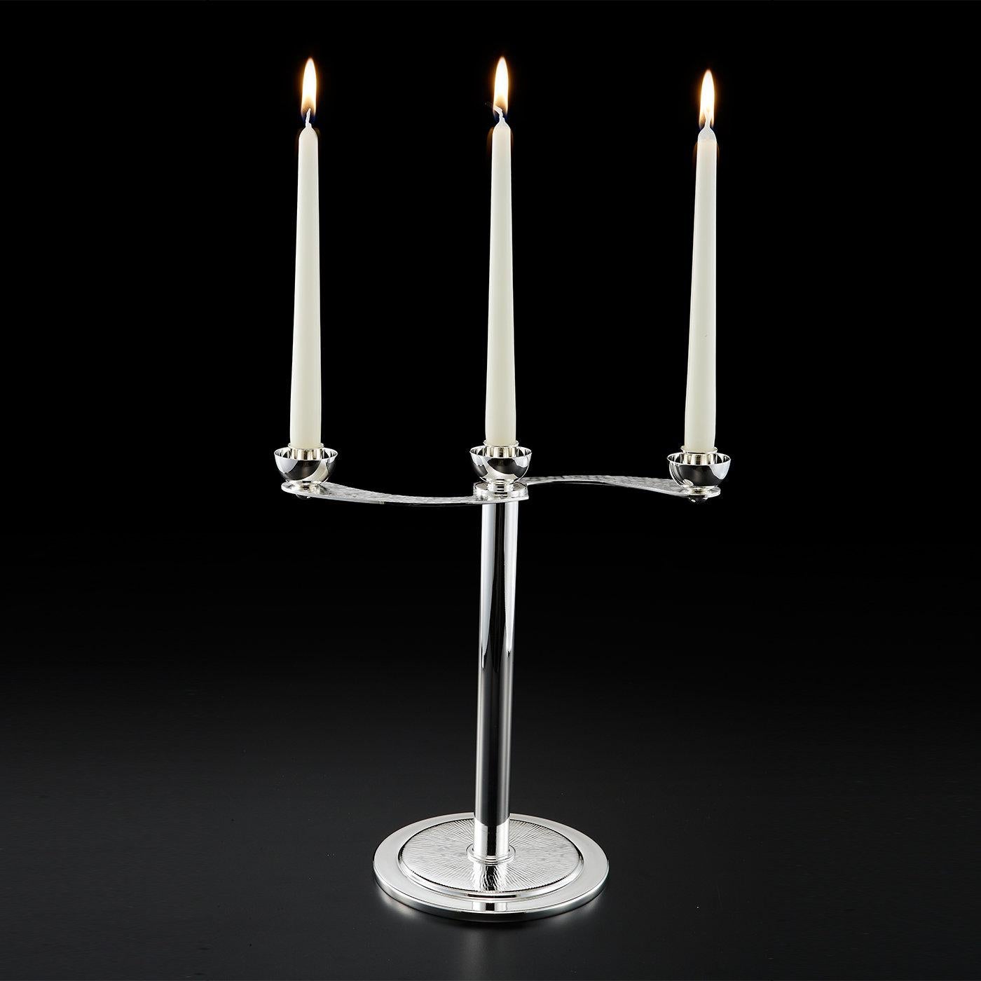 Der schöne Kandelaber fasst drei Kerzen und ist elegant aus einer versilberten Legierung gefertigt. Der Kandelaber kann in zwei Teile zerlegt werden, wobei der obere Teil die Kerzen aufnimmt und der untere Teil als Vase dient. Die Arme der