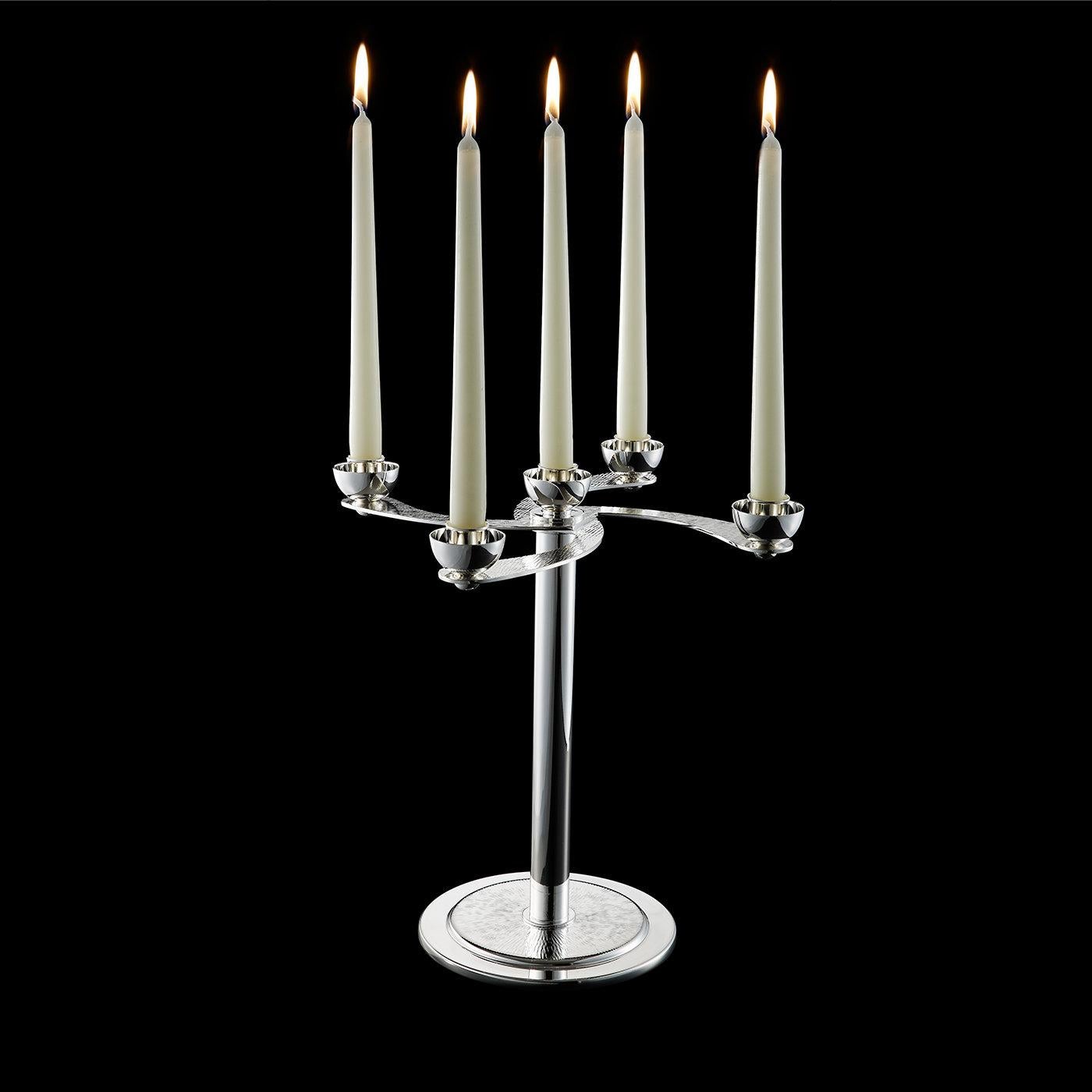 Der schöne Leuchter fasst fünf Kerzen und ist elegant aus einer versilberten Legierung gefertigt. Der Kandelaber kann in zwei Teile zerlegt werden, wobei der obere Teil die Kerzen aufnimmt und der untere Teil als Vase dient. Die Arme der Kandelaber