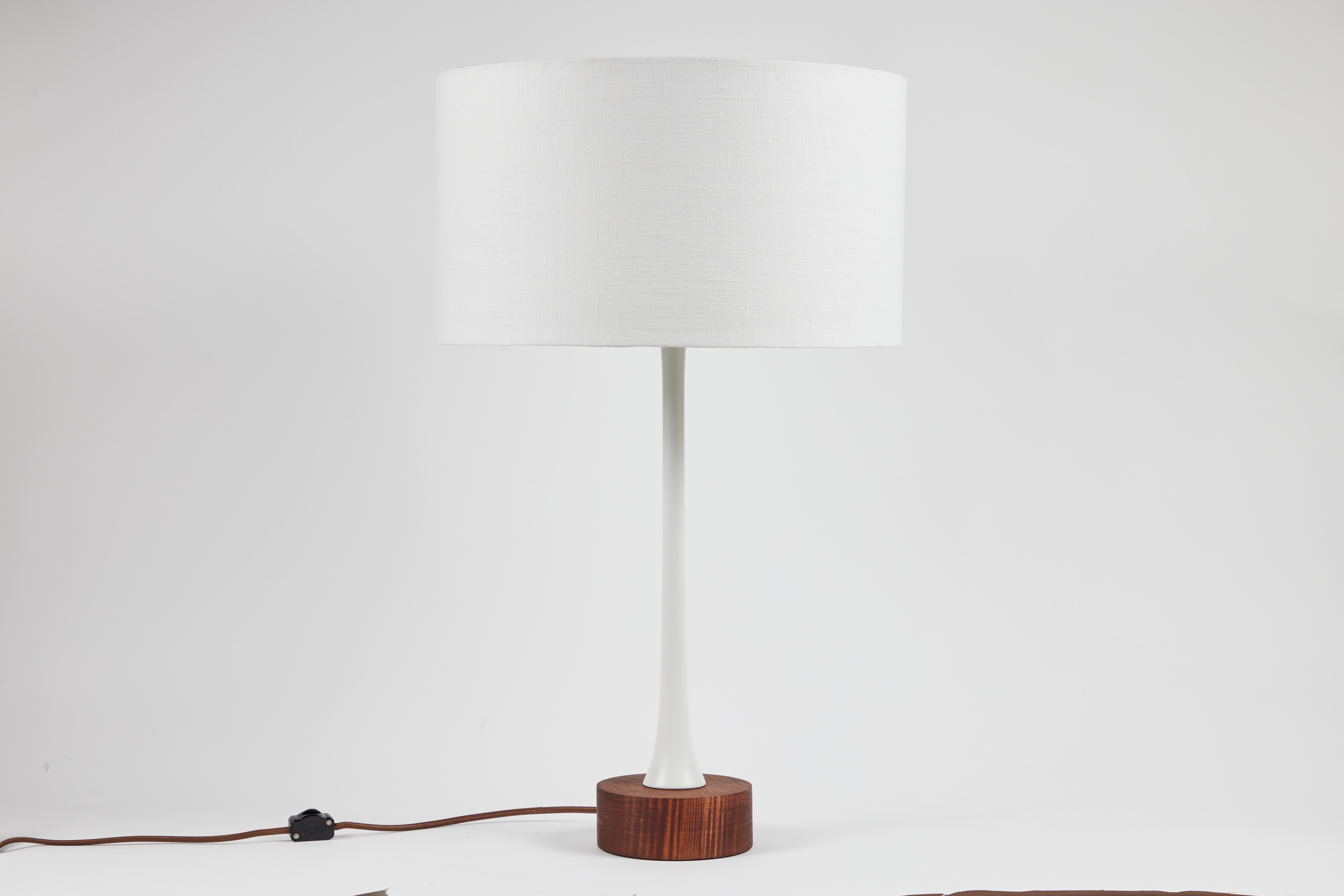 Mid-Century Modern Lampe de bureau Sofi en métal et bois d'Alvaro Benitez en vente