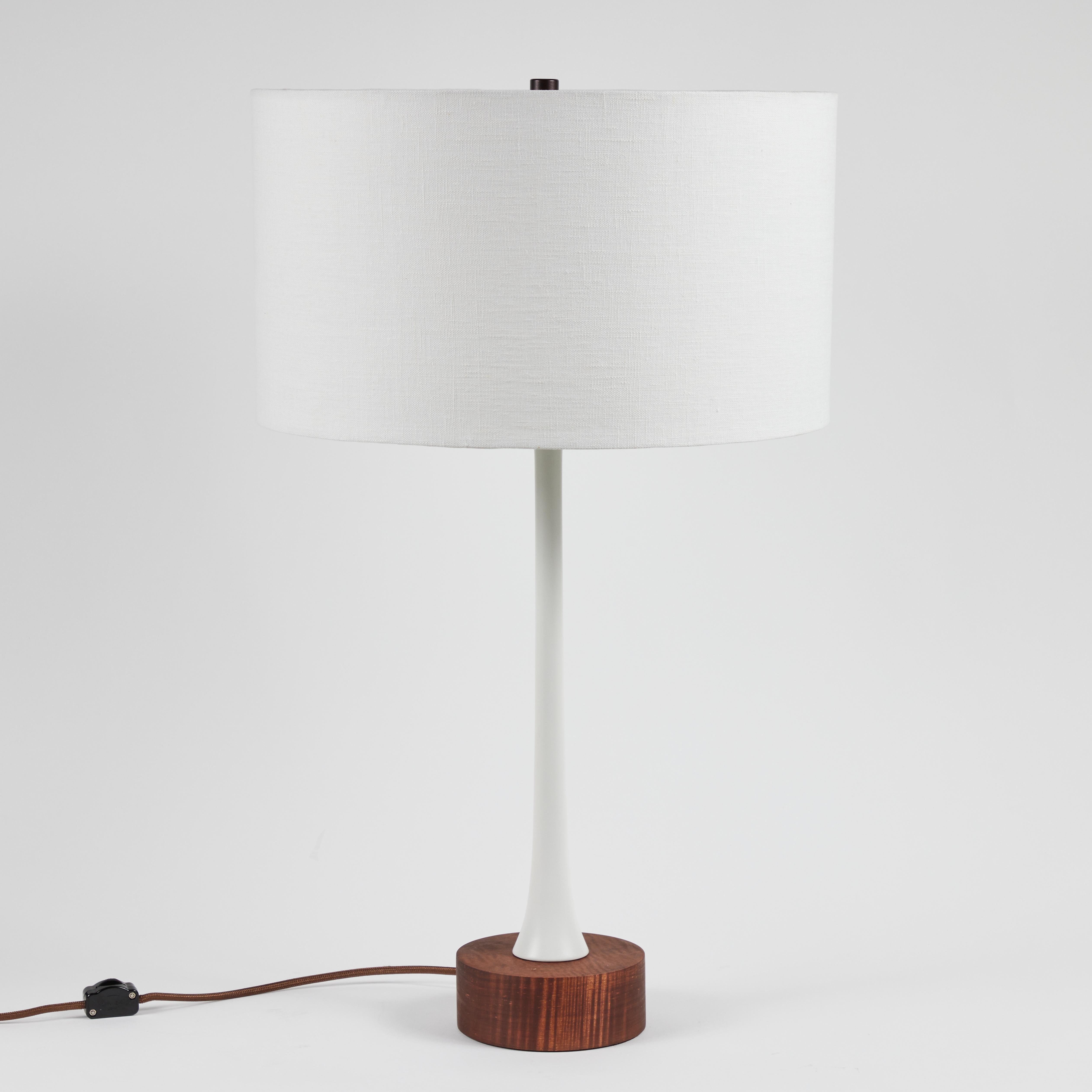 Tischlampe „Sofi“ aus Metall und Holz von Alvaro Benitez (amerikanisch) im Angebot