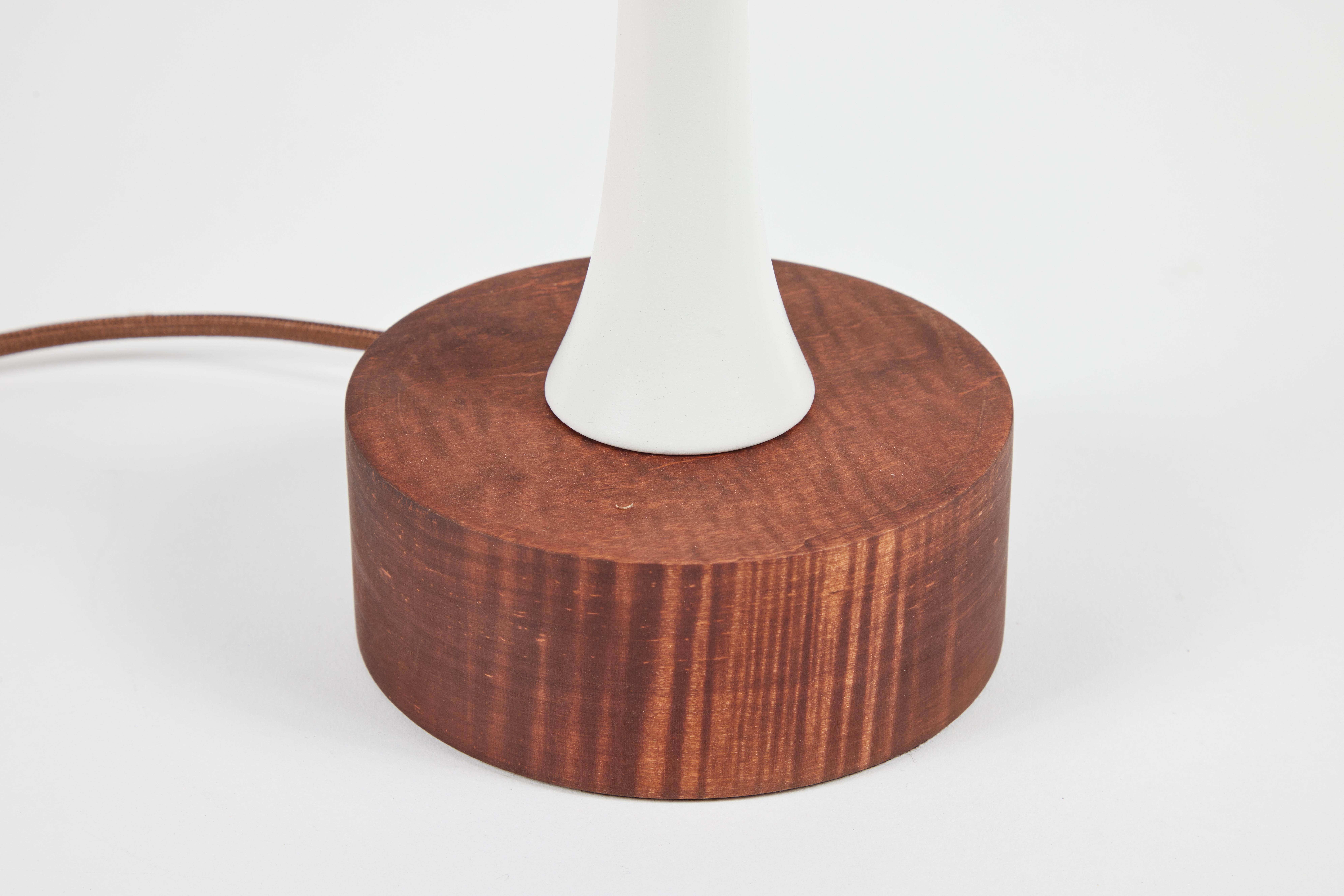 Tischlampe „Sofi“ aus Metall und Holz von Alvaro Benitez (Gemalt) im Angebot