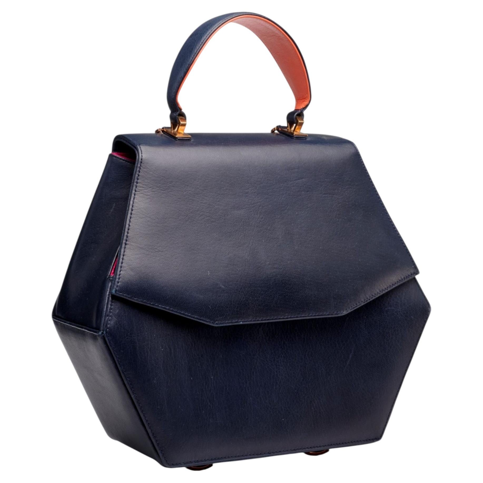 Sac à main en cuir bleu marine à motifs géométriques Sofia Fima, avec intérieur en daim rose en vente