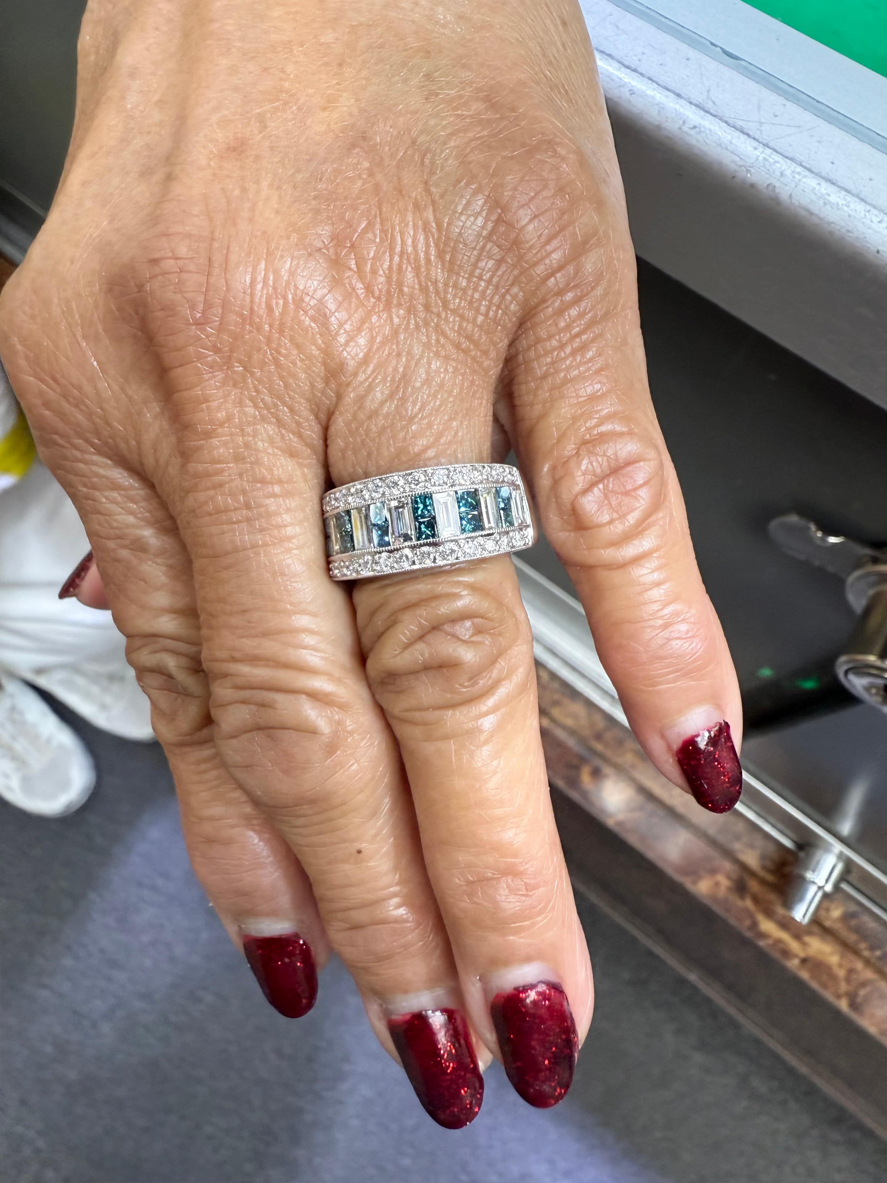 Bague Sofia Fiori en or blanc et bleu avec diamants.

Le bracelet Sofia Fiori en or blanc et diamants bleus est serti de canaux et de perles.  La beauté des diamants bleus se détache des diamants presque incolores.  Il s'agit d'un anneau qui peut