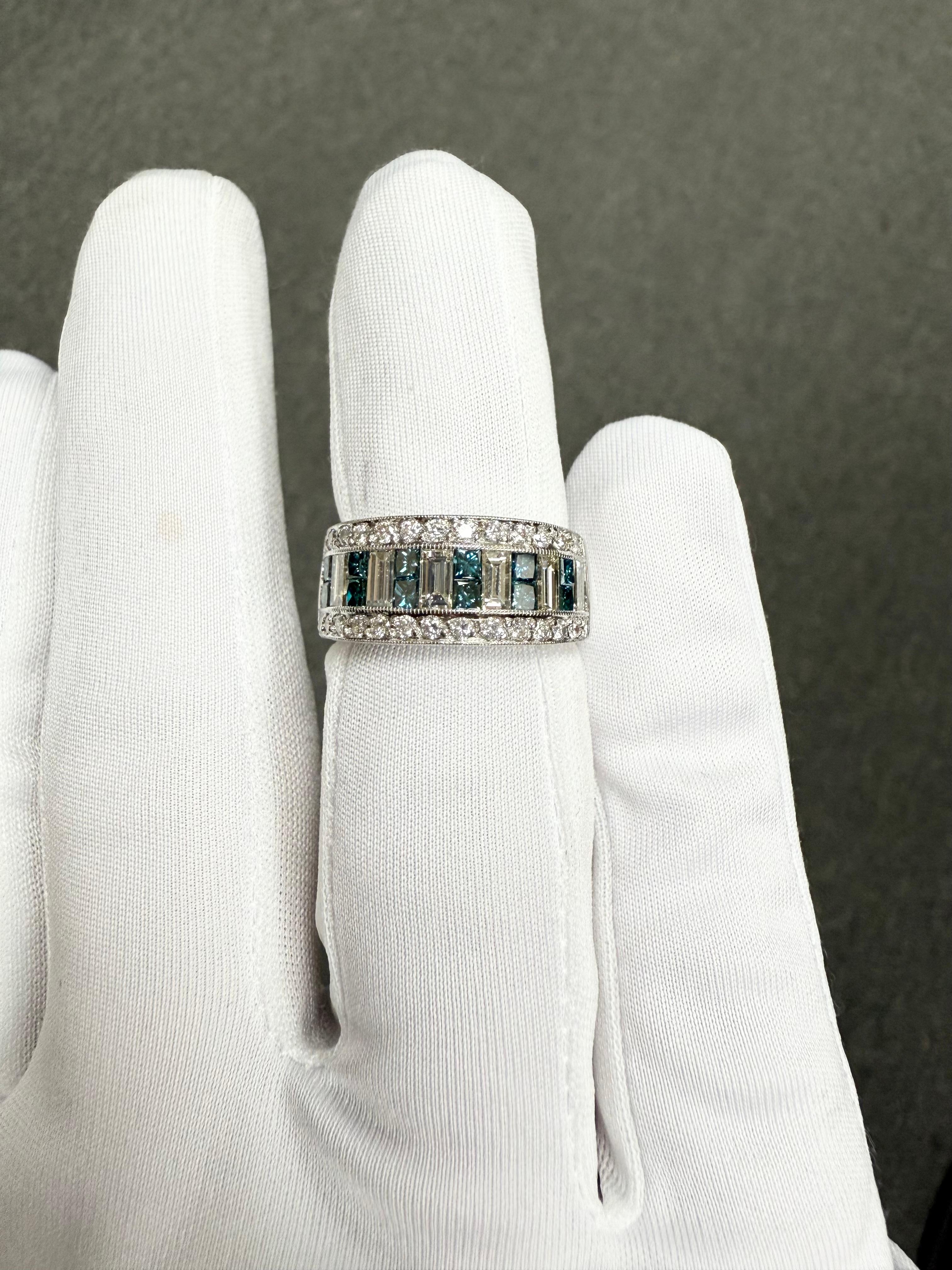 Sofia Fiori, bague jonc en or blanc et diamants blancs et bleus Bon état - En vente à Los Angeles, CA