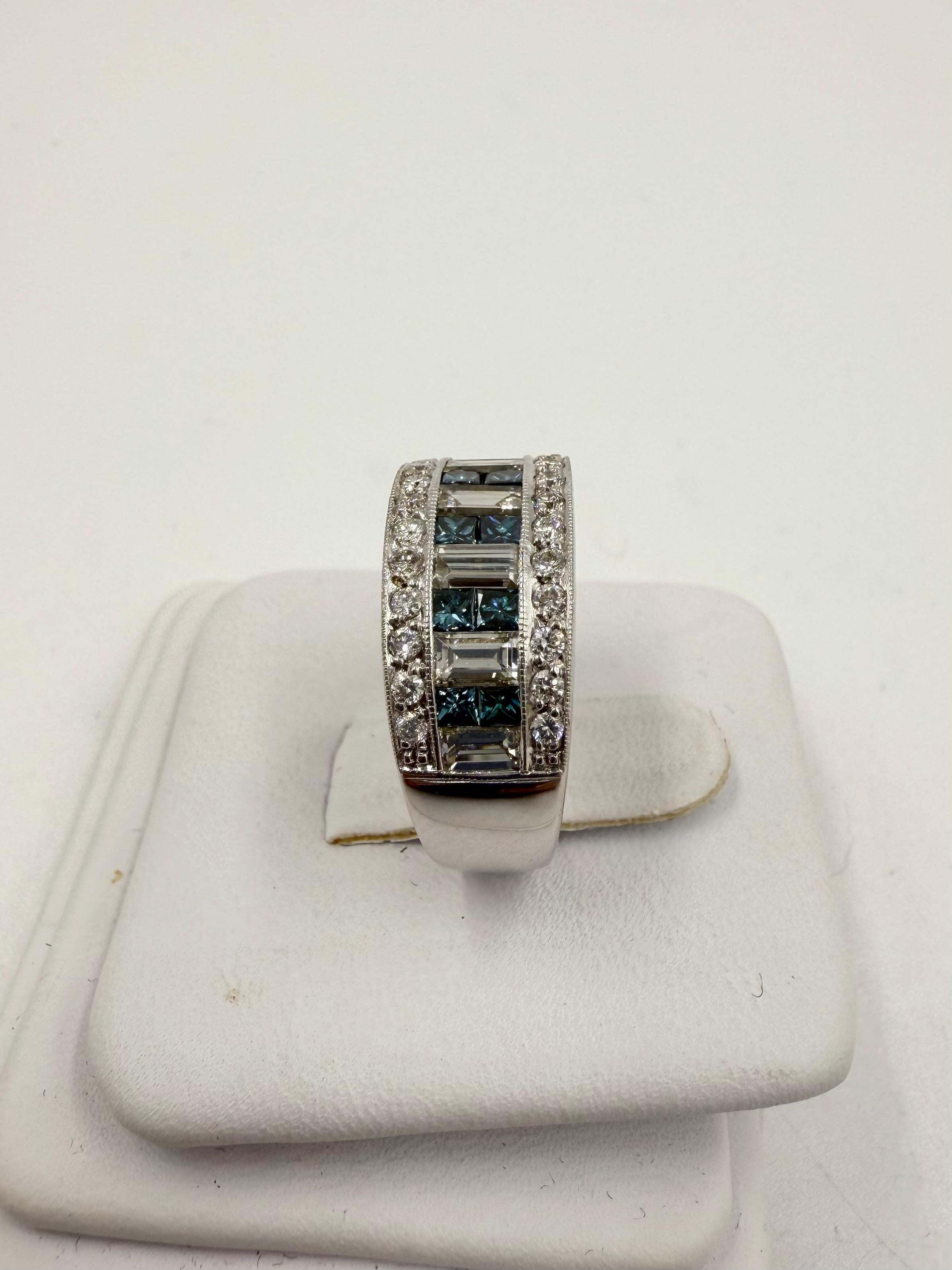 Sofia Fiori, bague jonc en or blanc et diamants blancs et bleus en vente 1