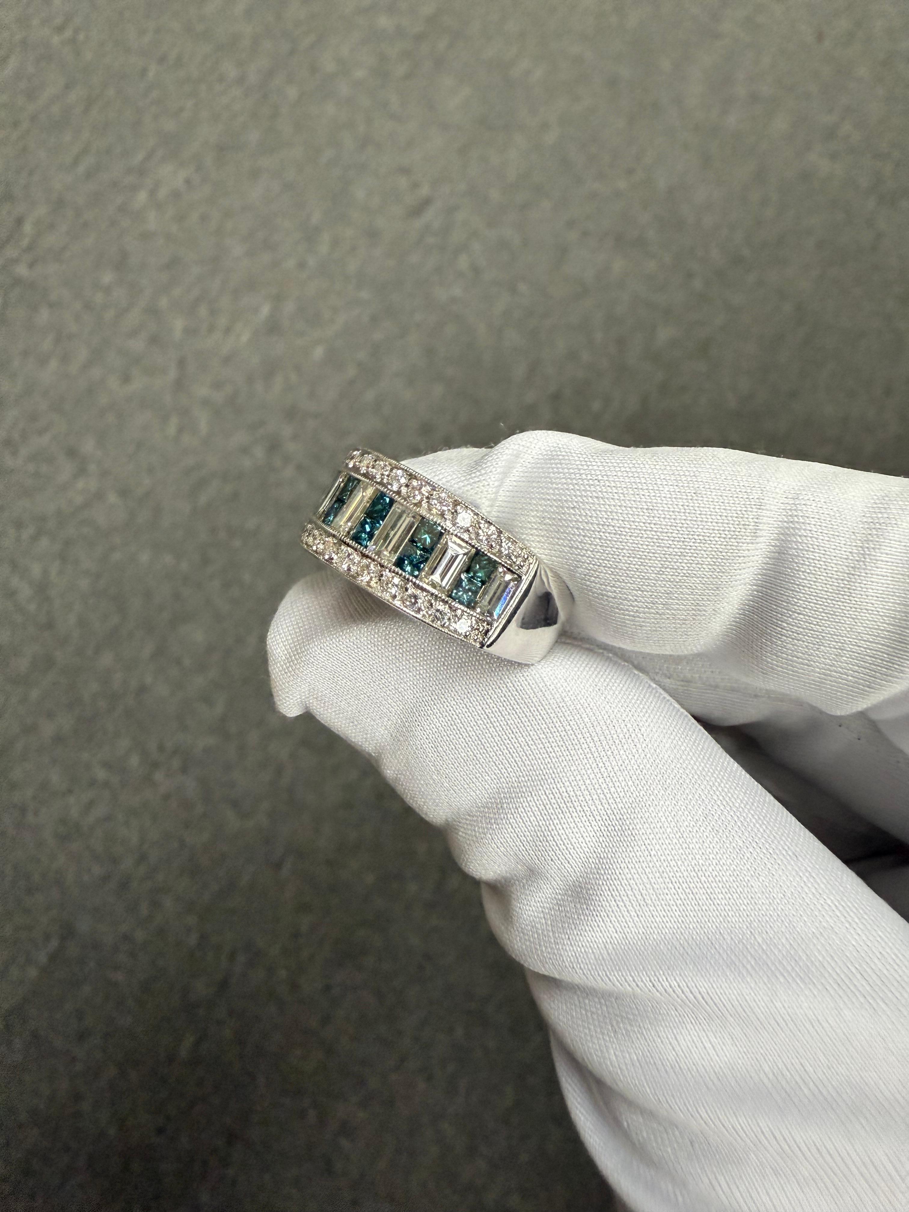 Sofia Fiori, bague jonc en or blanc et diamants blancs et bleus en vente 5