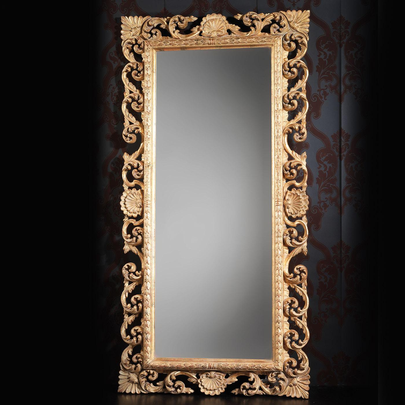 Ogni dettaglio di questo specchio da parete racconta di un passato glorioso che qui viene omaggiato con finiture preziose e motivi ornamentali. Un pezzo dall'inconfondibile stile Florentine, il pannello rettangolare in vetro specchiato è incastonato