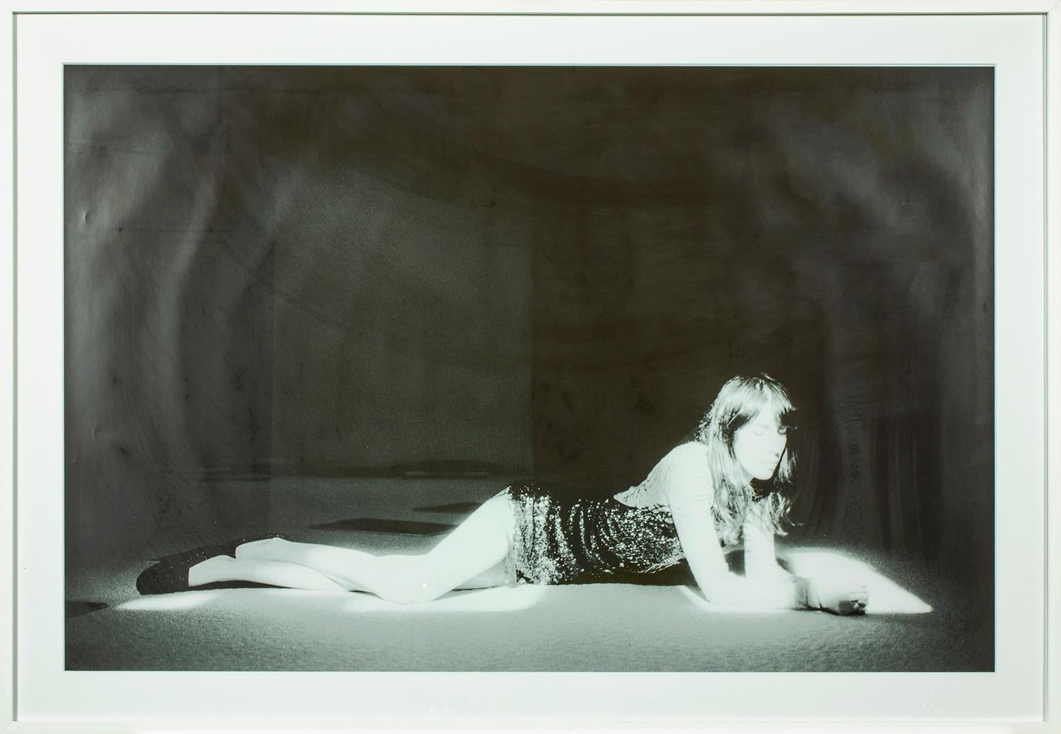 "Bleary" 35MM Ilford schwarz-weiß Fotografie von Sofia Malamute, Kunst- und Modefotografin. Foto des Models Jamie Bochert, aufgenommen für MAD Herbst/Winter 2014. Bildgröße 25 x 39 Zoll (63,5 x 99,1 cm). Aus einer Serie von 5.