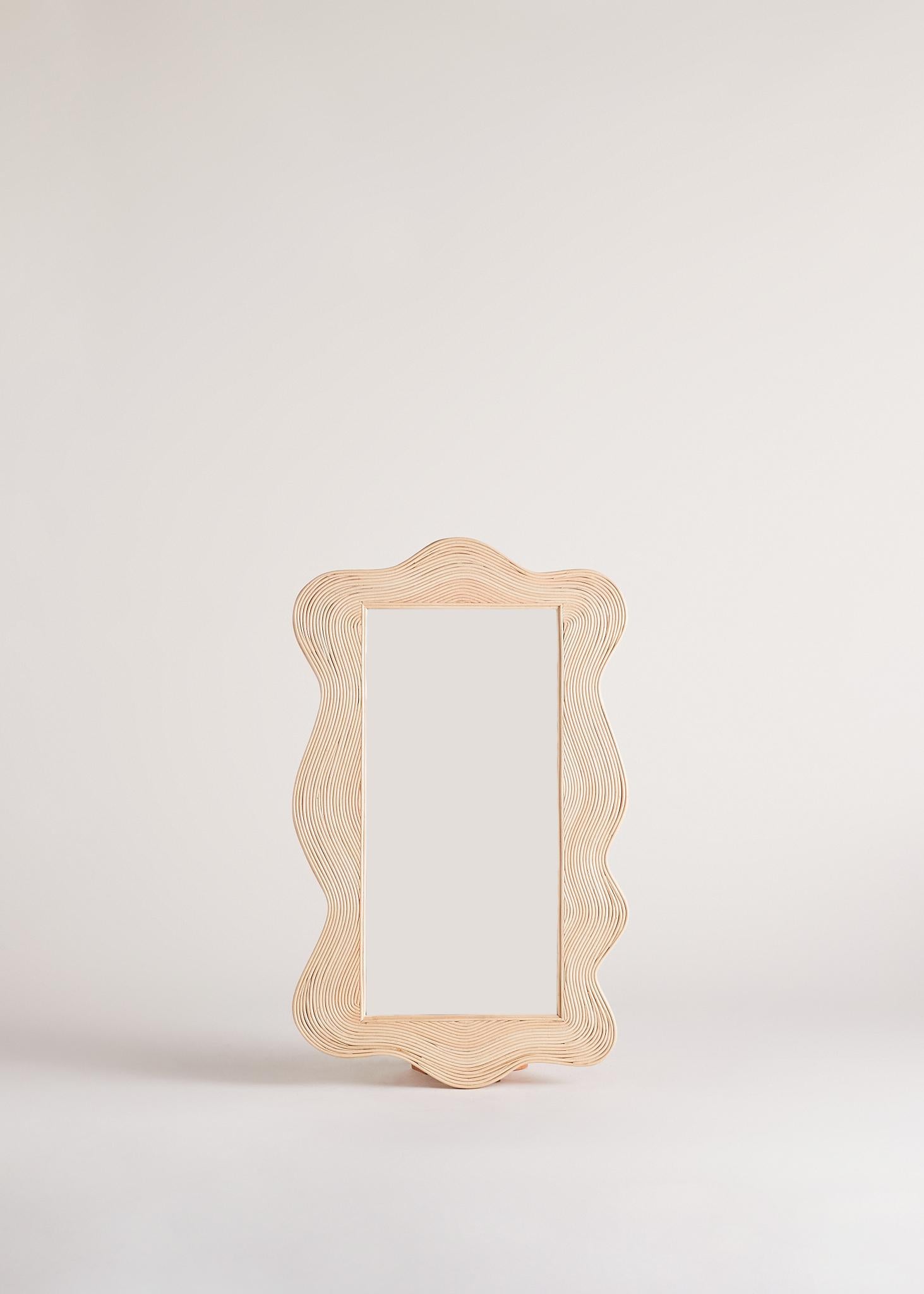 Sofía es un llamativo espejo enmarcado en ratán natural y tallado en una onda ondulante. Con reminiscencias de las formas de los años 80 y de los atrevidos diseños posmodernos del Design Group, Sofía es atrevida al tiempo que mantiene la ligereza.