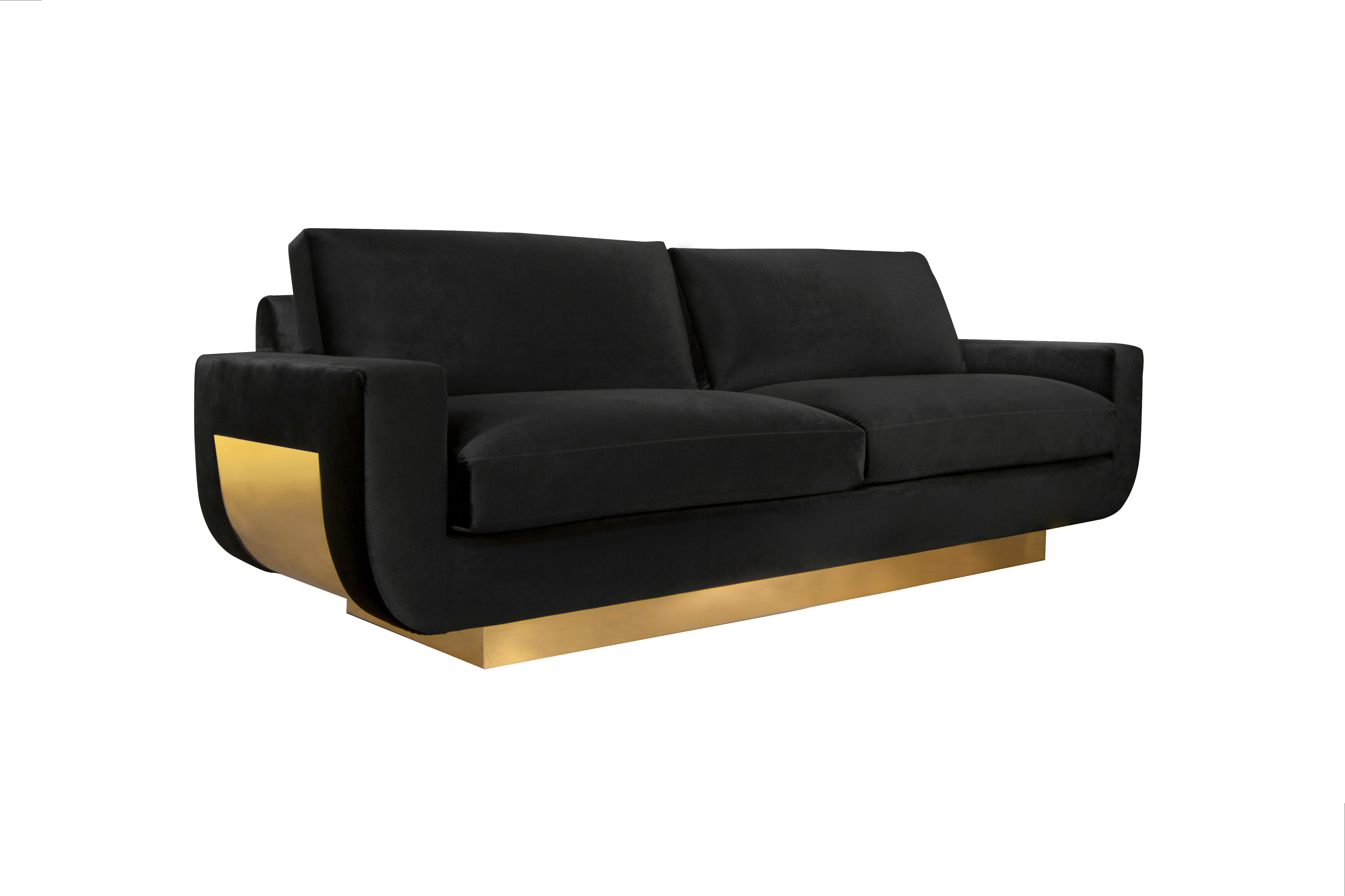 Le design moderne du milieu du siècle n'a jamais été aussi chic que le canapé Sofia. Sa forme vintage à deux places est modernisée par Koket, ses courbes douces étant enveloppées par une base métallique linéaire lustrée.

Matériaux et finitions :
