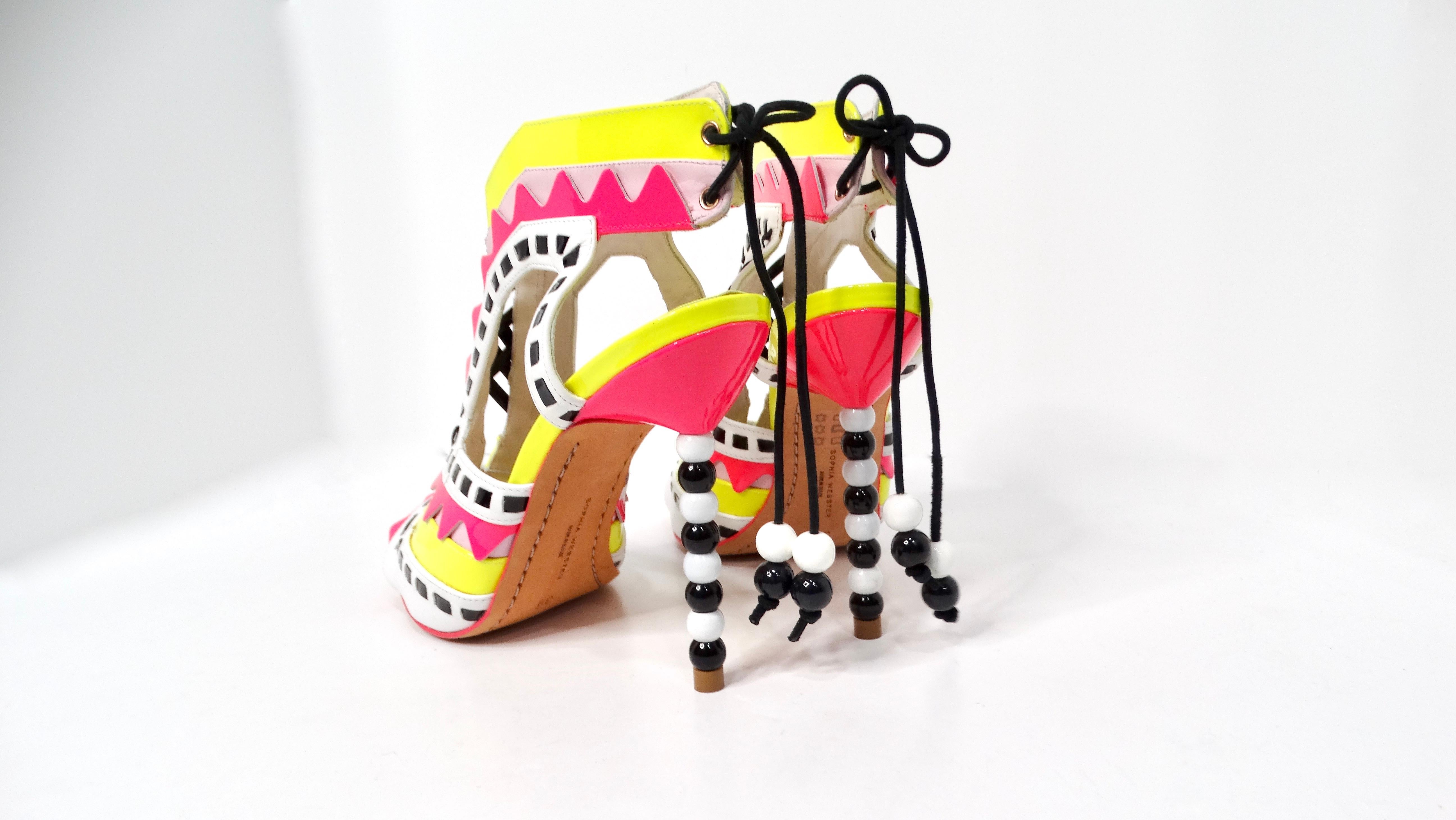 Sofia Webster Sandales à lanières en cuir verni imprimé multicolore néon Pour femmes en vente