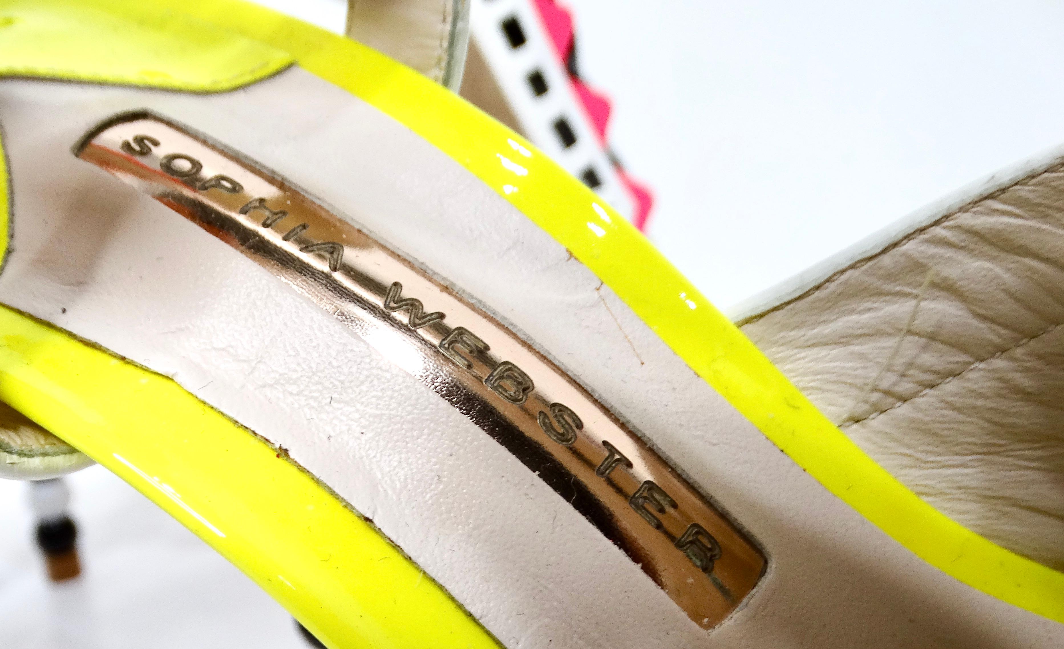 Sofia Webster Sandales à lanières en cuir verni imprimé multicolore néon en vente 2