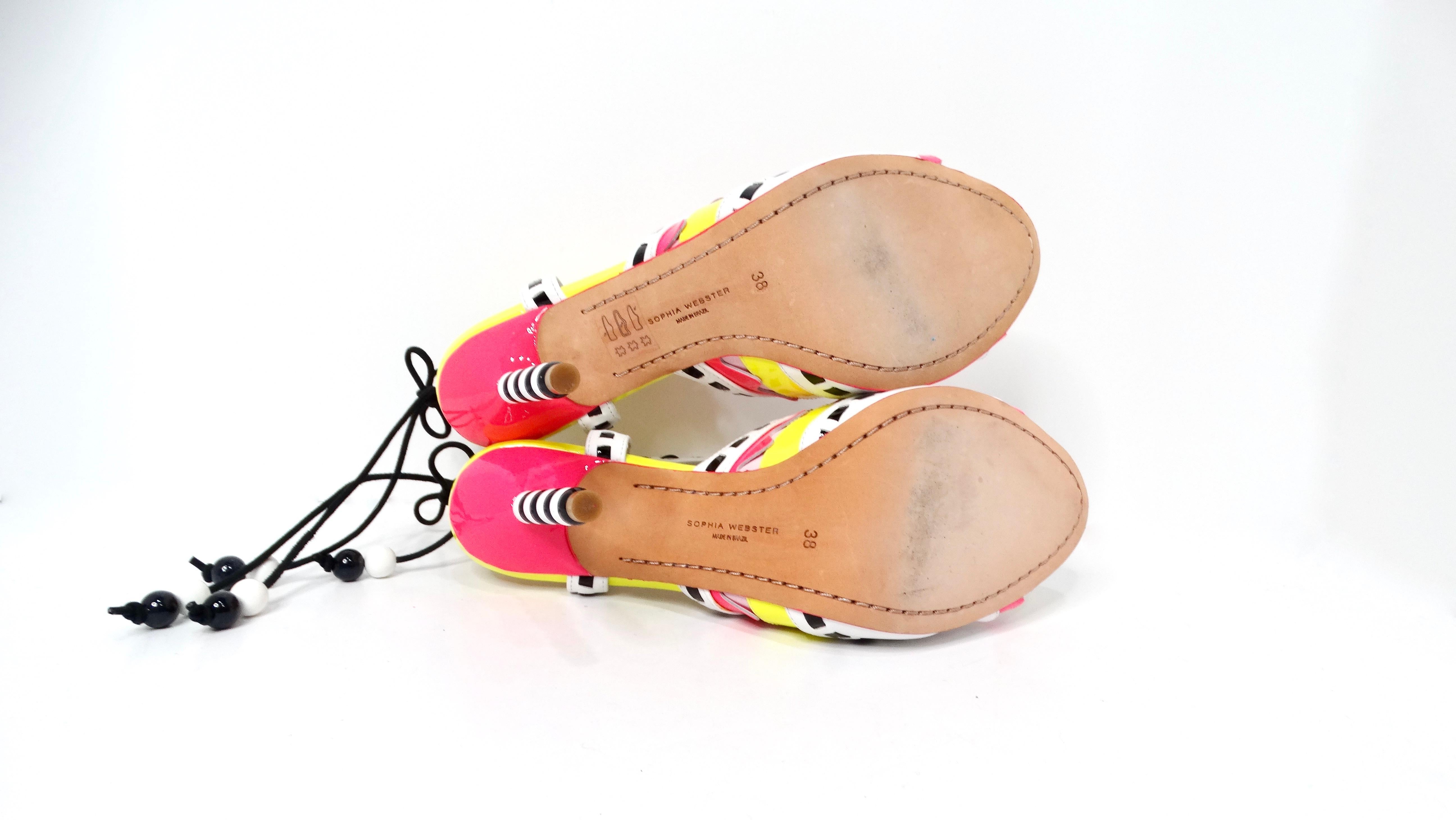 Sofia Webster Sandales à lanières en cuir verni imprimé multicolore néon en vente 3