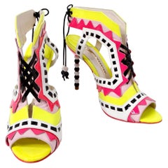 Sofia Webster Sandalias con tira en T de charol estampado multicolor neón