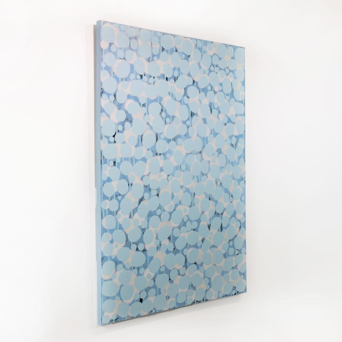 Ce grand tableau abstrait de Sofie Swann présente une palette de bleu clair et de blanc, avec des formes circulaires organiques superposées sur toute la toile. Cette peinture est réalisée sur une toile enveloppée dans une galerie et dont les côtés