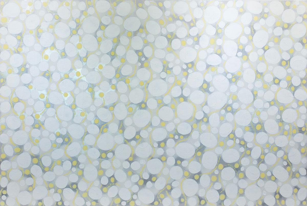 Ce grand tableau abstrait horizontal de Sofie Swann présente une palette claire, avec de grandes formes circulaires blanches et jaunes superposées sur un fond gris brumeux et subtilement métallisé argenté. Cette peinture est réalisée sur une toile