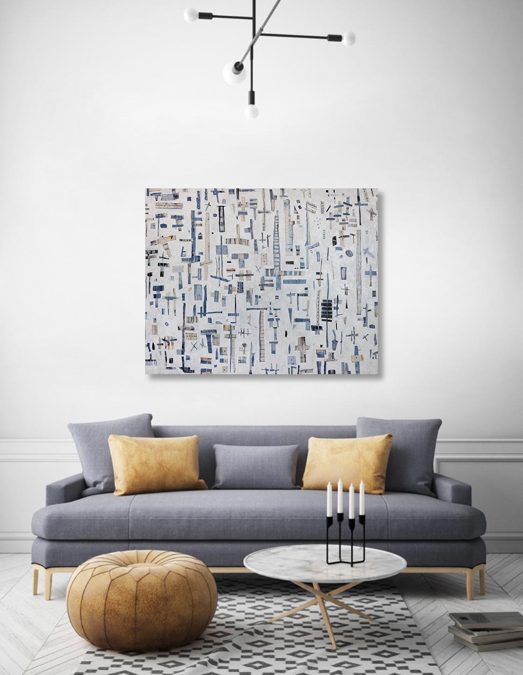 Questo grande quadro di Sofie Swann è caratterizzato da una tavolozza fredda e neutra. Realizzato con colori acrilici e tè persiano su tela, presenta forme rettangolari blu, crema e marrone intenso che si incrociano in modo casuale sulla tela. Uno
