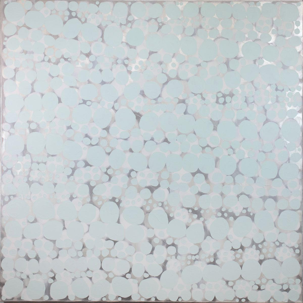 Ce grand tableau abstrait de Sofie Swann présente une palette de gris clair avec de subtils accents d'argent métallique, et des formes circulaires imparfaites disposées en motif tout au long de la composition. Cette peinture est réalisée sur une
