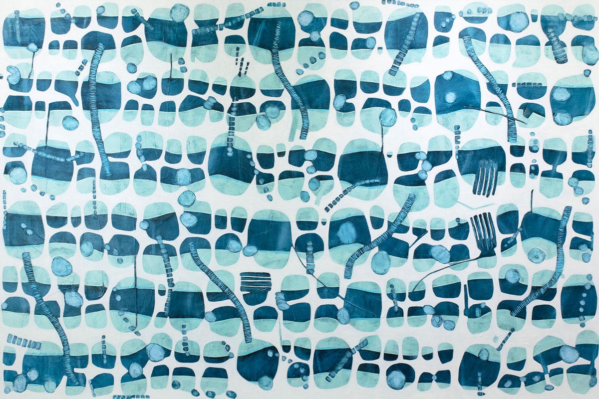 Ce grand tableau abstrait horizontal de Sofie Swann présente une palette de bleu et de blanc, avec des formes circulaires organiques variées réparties sur toute la toile. Cette peinture est réalisée sur une toile enveloppée dans une galerie et dont