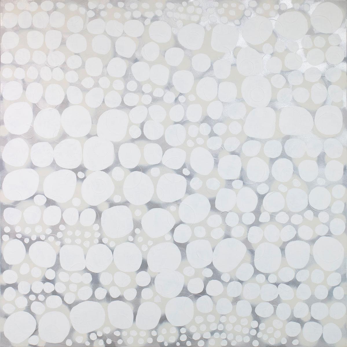 Ce grand tableau abstrait de Sofie Swann présente une palette neutre et légère, avec des formes circulaires blanches superposées sur un fond gris brumeux et crème, subtilement métallique. Cette peinture est réalisée sur une toile enveloppée dans une