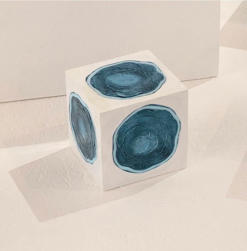 Ce cube sculptural de 4 pouces peint à la main par Sofie Swann est réalisé avec de la peinture acrylique et du gesso sur bois. Il présente une palette côtière de bleu et de blanc, avec une forme circulaire bleue imparfaite sur chaque face du cube.