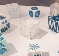 "Scultura cubica in legno dipinto "Little Swann 3