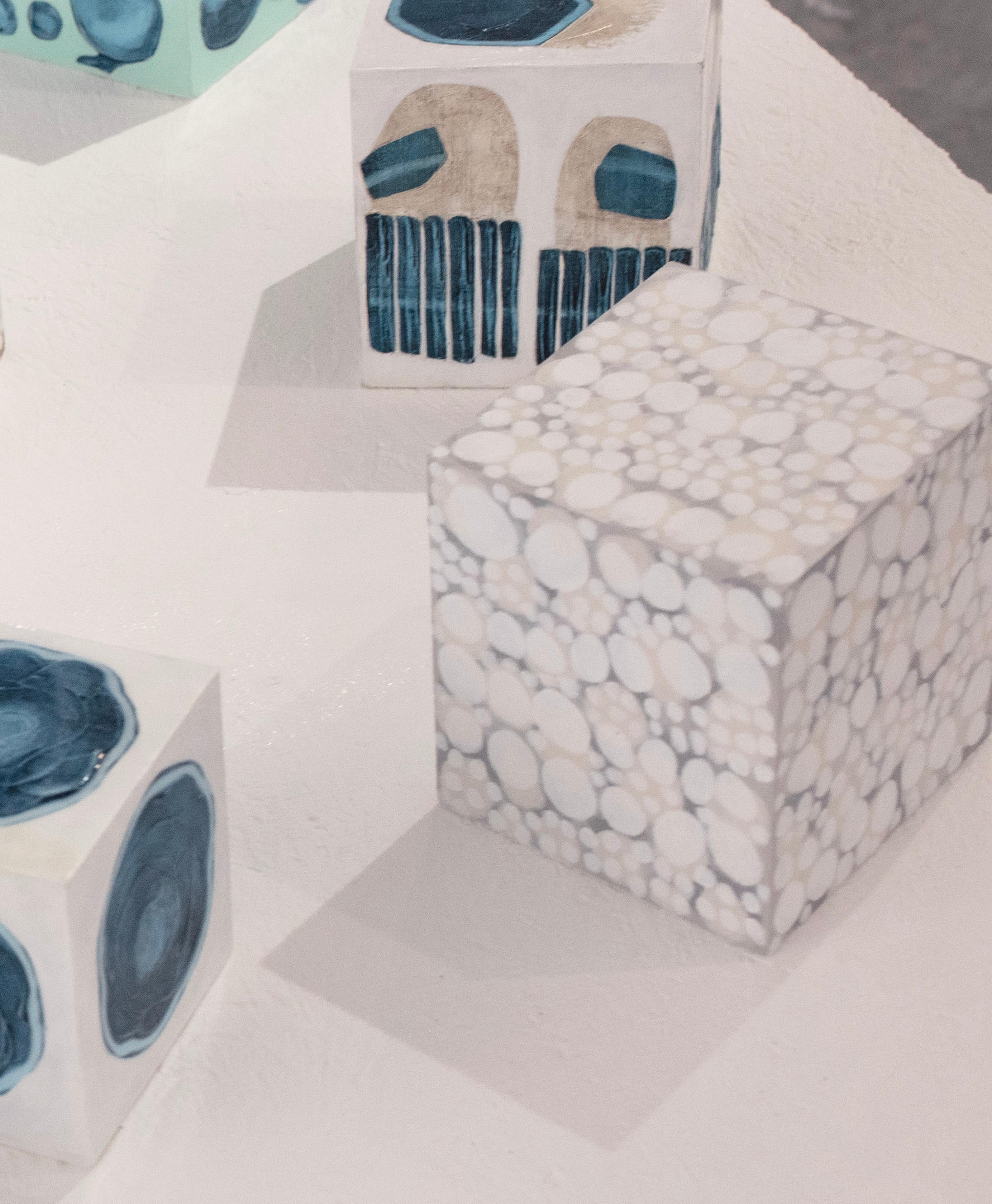 Ce cube sculptural de 5 pouces peint à la main par Sofie Swann est réalisé avec de la peinture acrylique et du gesso sur bois. Whiting présente une palette de gris, de blanc et de beige avec des formes circulaires blanches imparfaites disposées