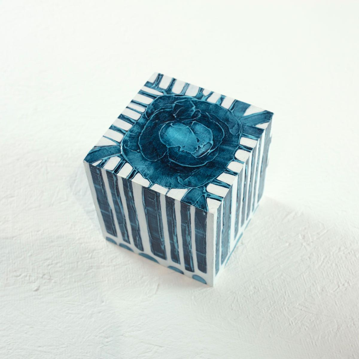 „Little Swann 5“, bemalte Holzwürfel-Skulptur mit Würfeln – Painting von Sofie Swann