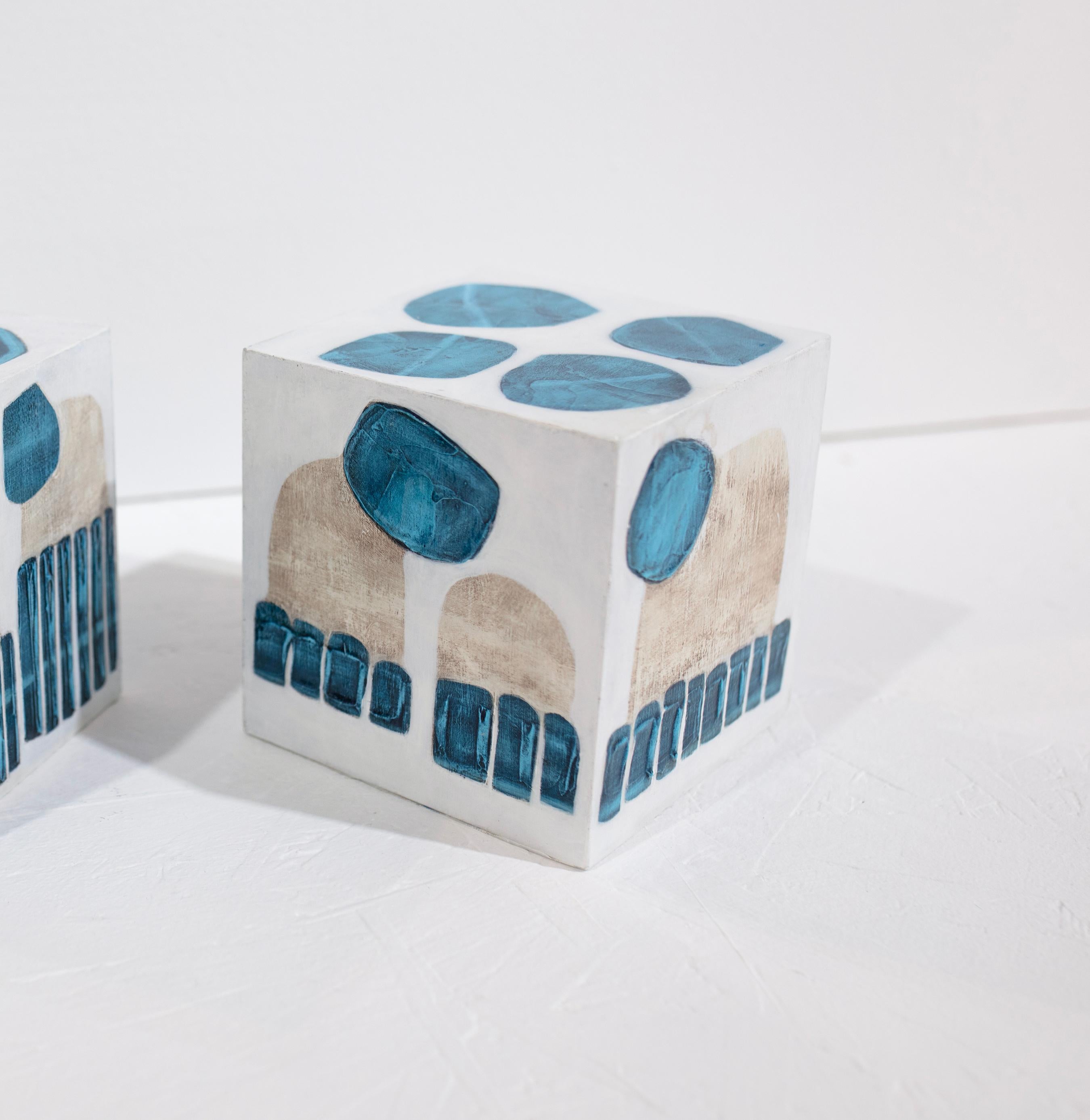 Ce cube sculptural de 5 pouces peint à la main par Sofie Swann est réalisé avec de la peinture acrylique et du gesso sur bois. Il présente une palette côtière de blanc, de bleu et de beige sable avec des formes organiques superposées sur toutes les