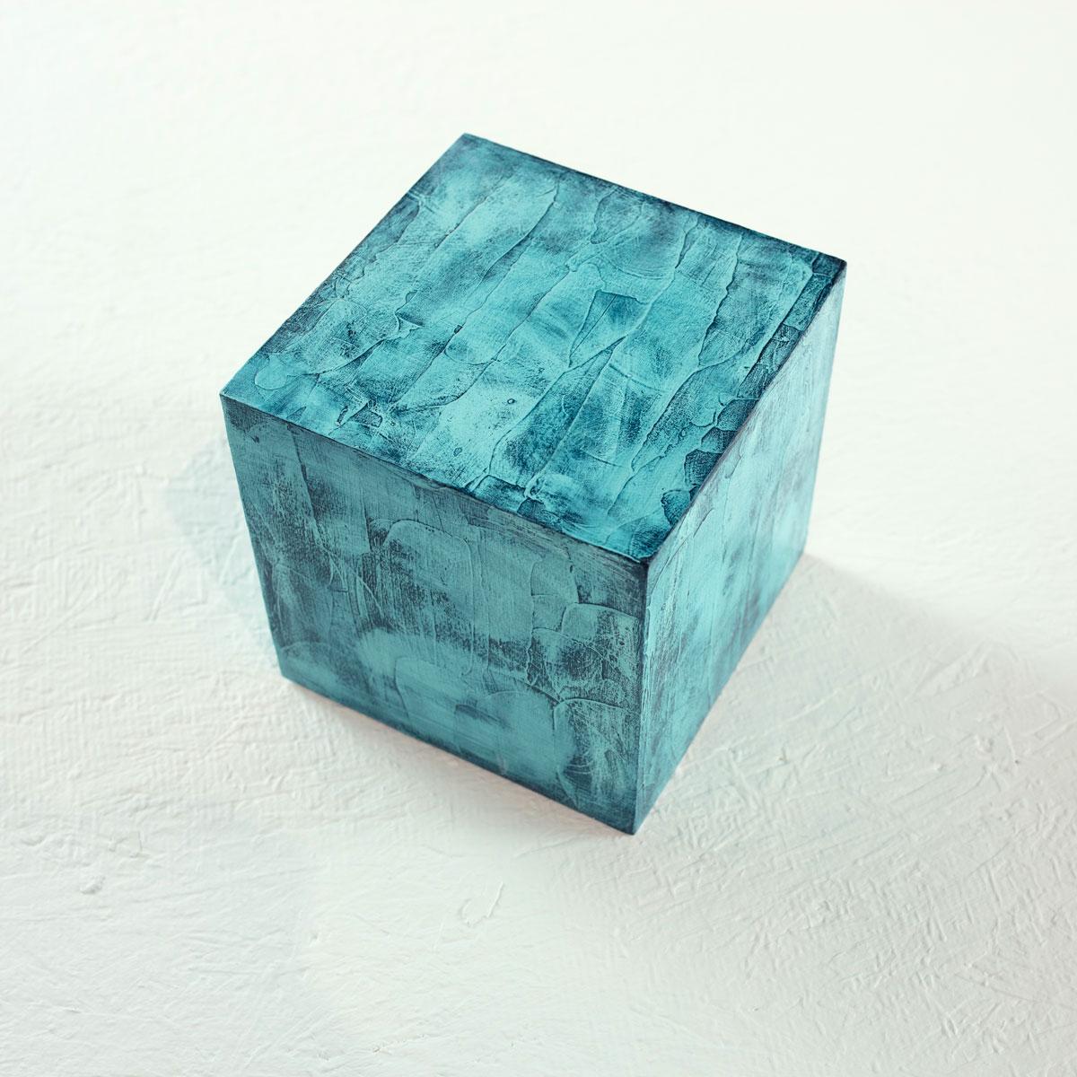 Sculpture cubique en bois peinte « Petit cygne 8 » - Painting de Sofie Swann