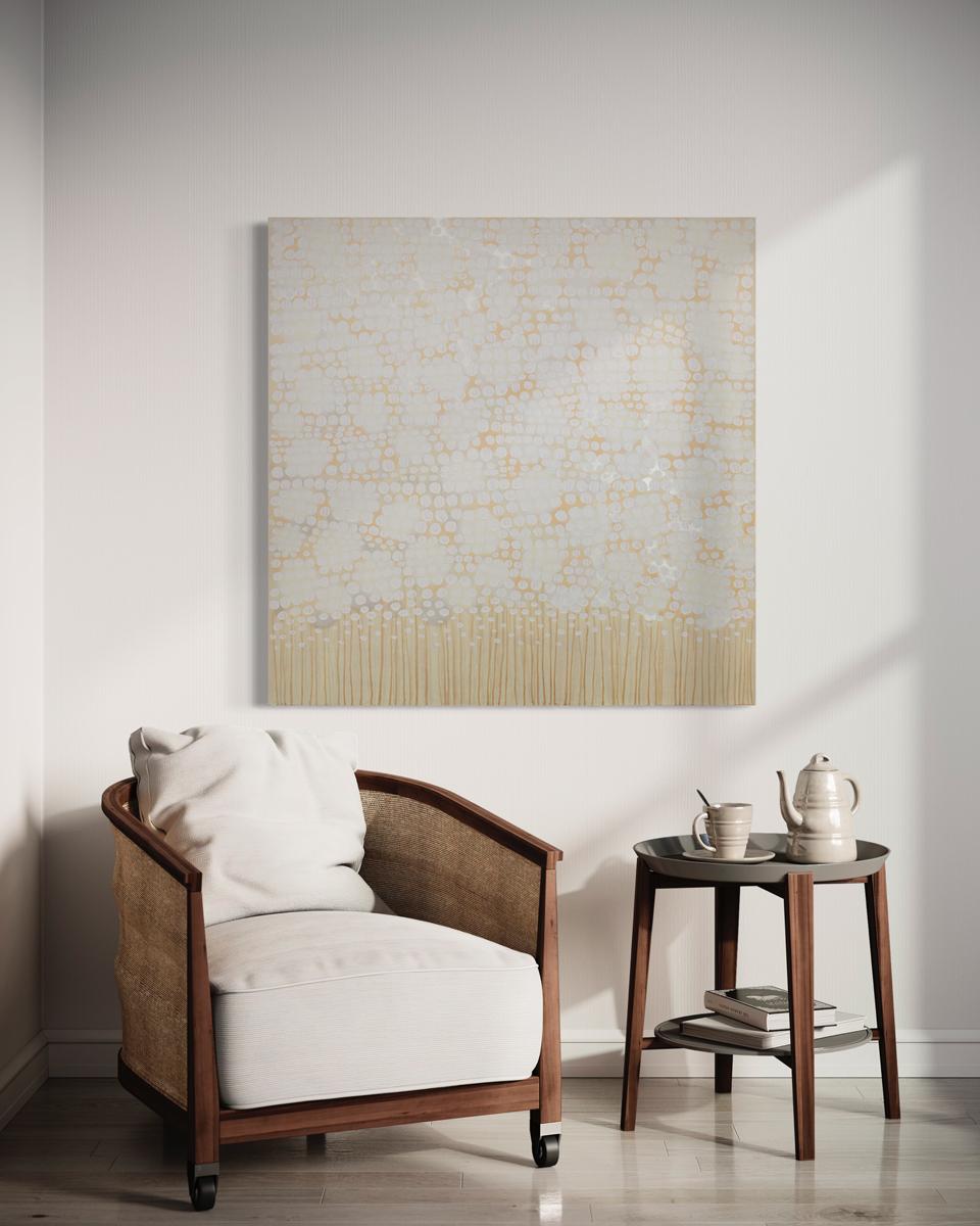 Dieses abstrakte Gemälde von Sofie Swann zeichnet sich durch eine warme, neutrale Farbpalette aus, in der sich unvollkommene weiße und sandbeige kreisförmige und lineare Formen überlagern und eine abstrakte Komposition bilden. Die Seiten der