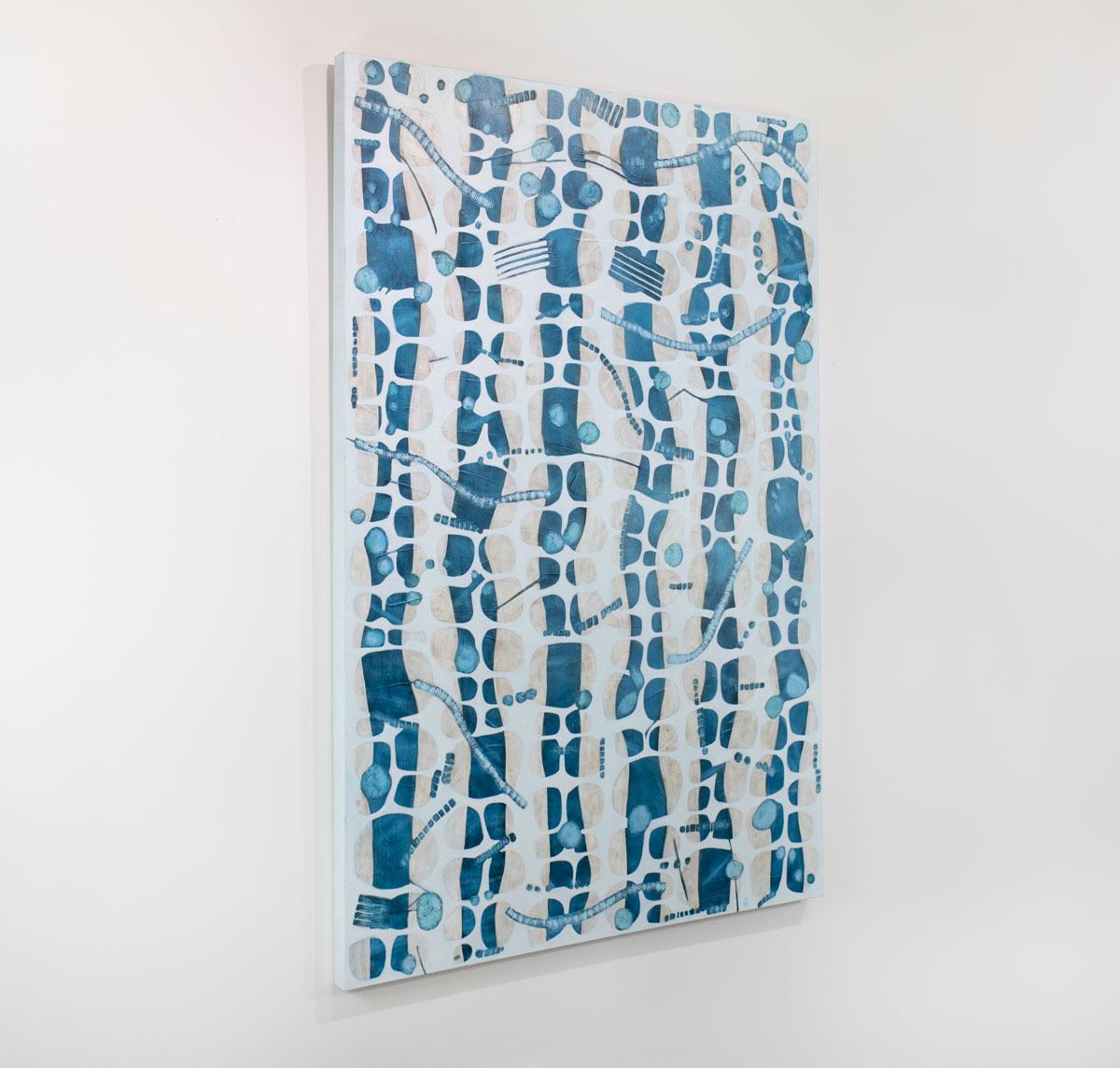 Ce grand tableau abstrait de Sofie Swann présente une palette de bleu clair, de beige sable et de blanc, avec des formes circulaires organiques et des lignes courbes superposées sur toute la toile. Cette peinture est réalisée sur une toile