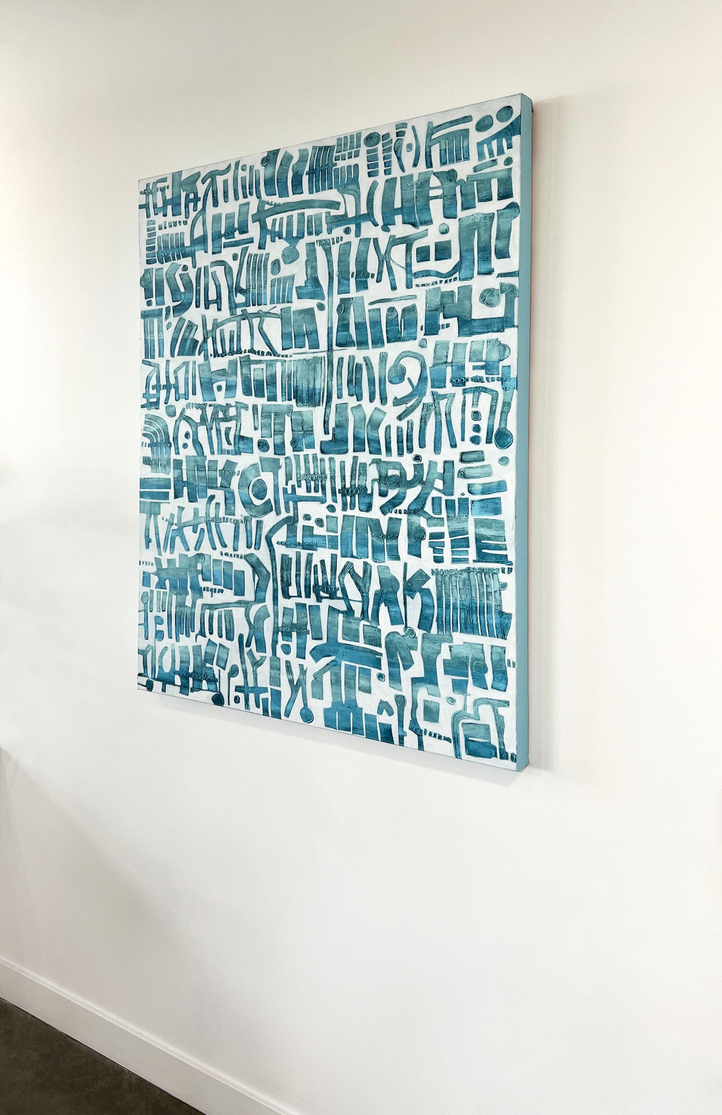 Cette grande peinture abstraite de Sofie Swann est réalisée avec de la peinture acrylique sur une toile enveloppée d'une galerie. Il présente une palette claire et côtière, avec des formes organiques bleues à motifs et empilées les unes aux autres