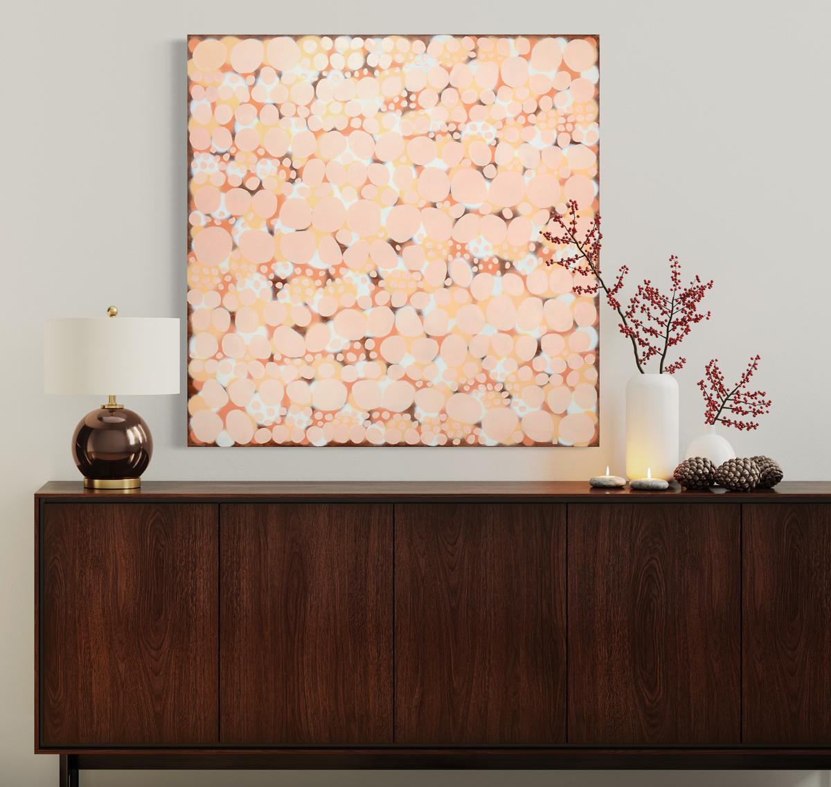 Cette peinture abstraite de Sofie Swann présente une palette chaude, superposant des formes circulaires dans les tons rouge et orange pour créer une composition abstraite avec de la profondeur. Les côtés de la toile enveloppée dans une galerie sont