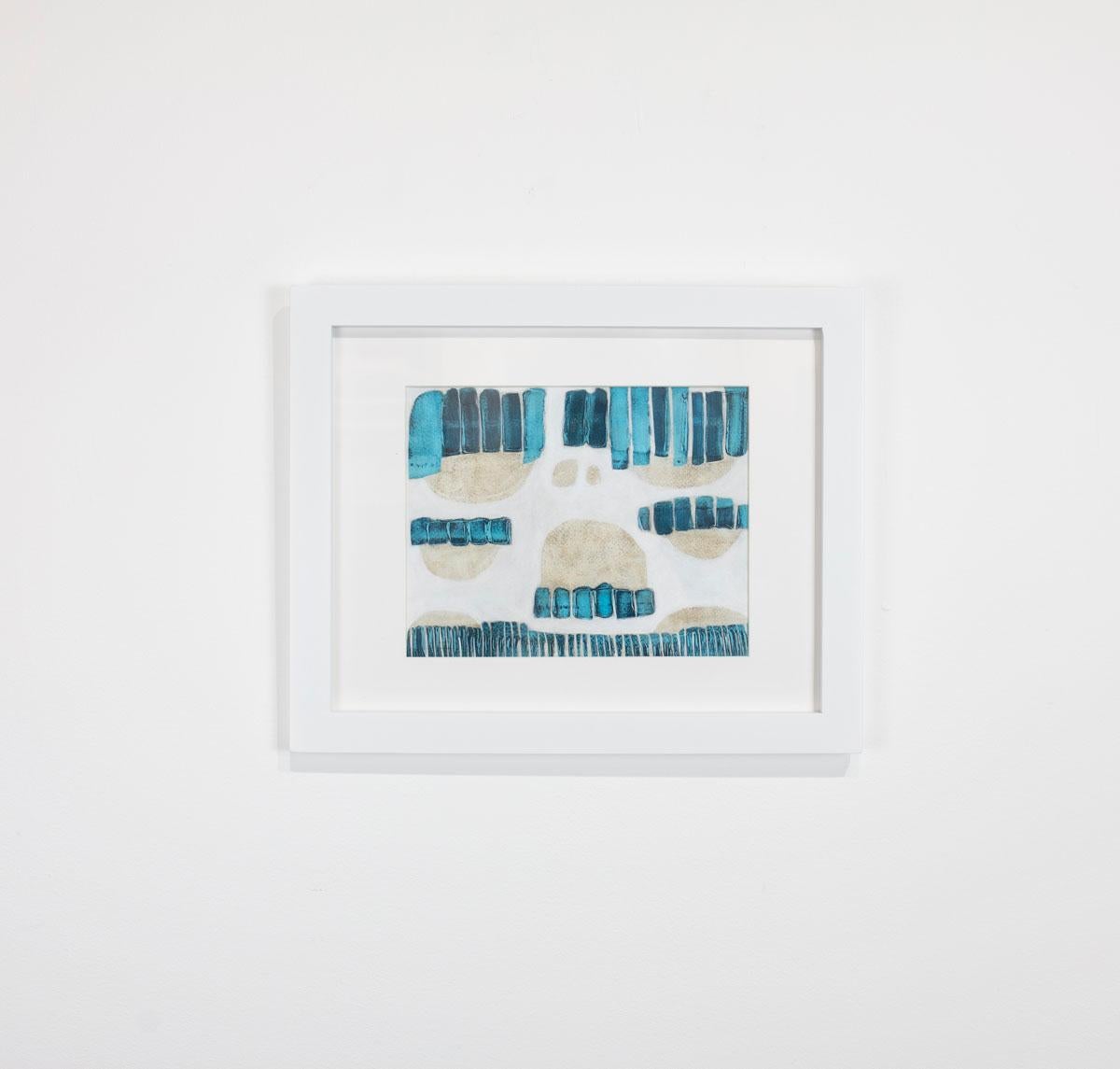 Ce petit tableau abstrait de Sofie Swann présente une palette côtière de blanc, de beige et de bleu avec des arrangements de formes organiques. Cette peinture sur papier mesure 9