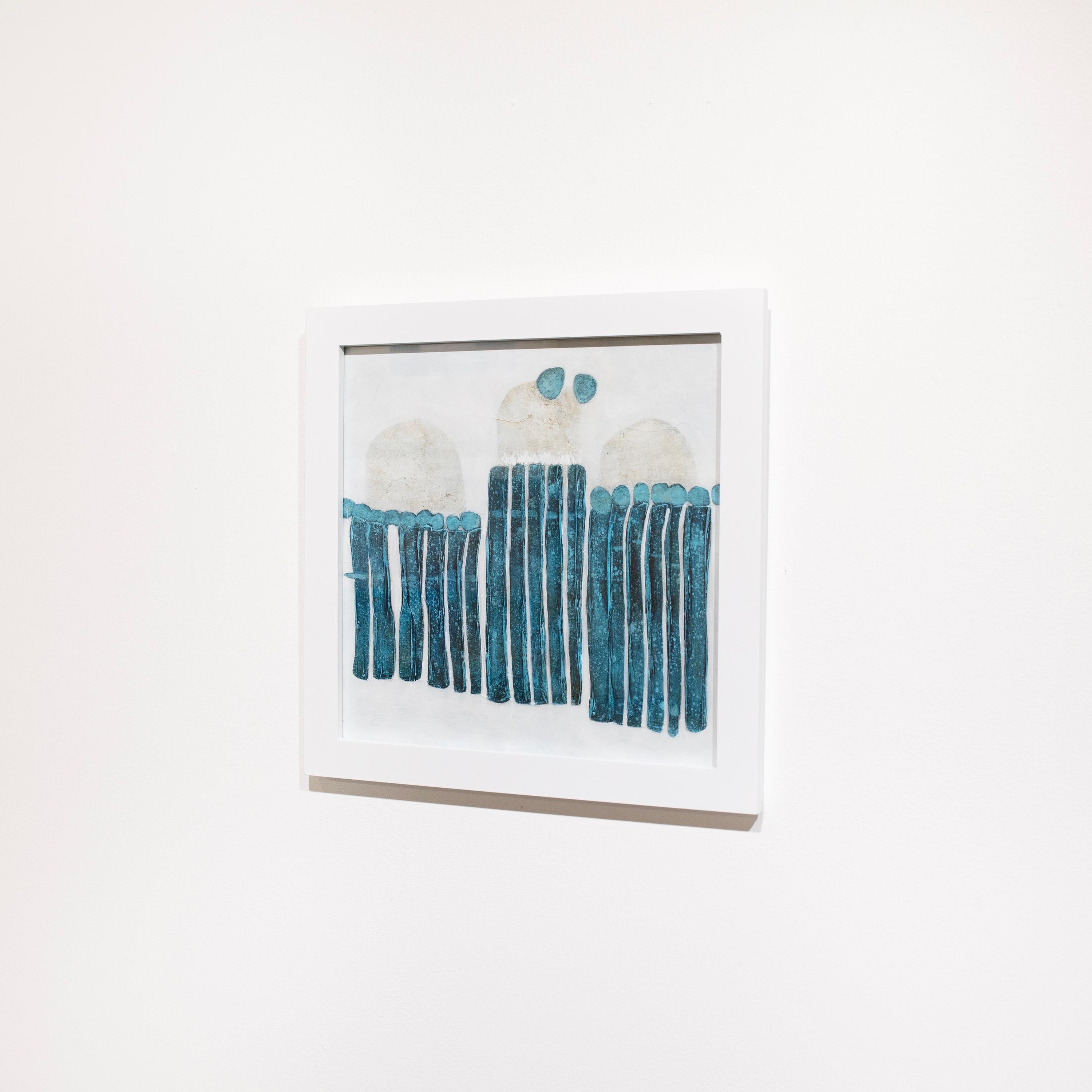 Cette peinture abstraite de Sofie Swann présente une palette côtière fraîche, avec des formes bleu sarcelle et beige sur un fond blanc. La peinture est réalisée sur papier et mesure 12