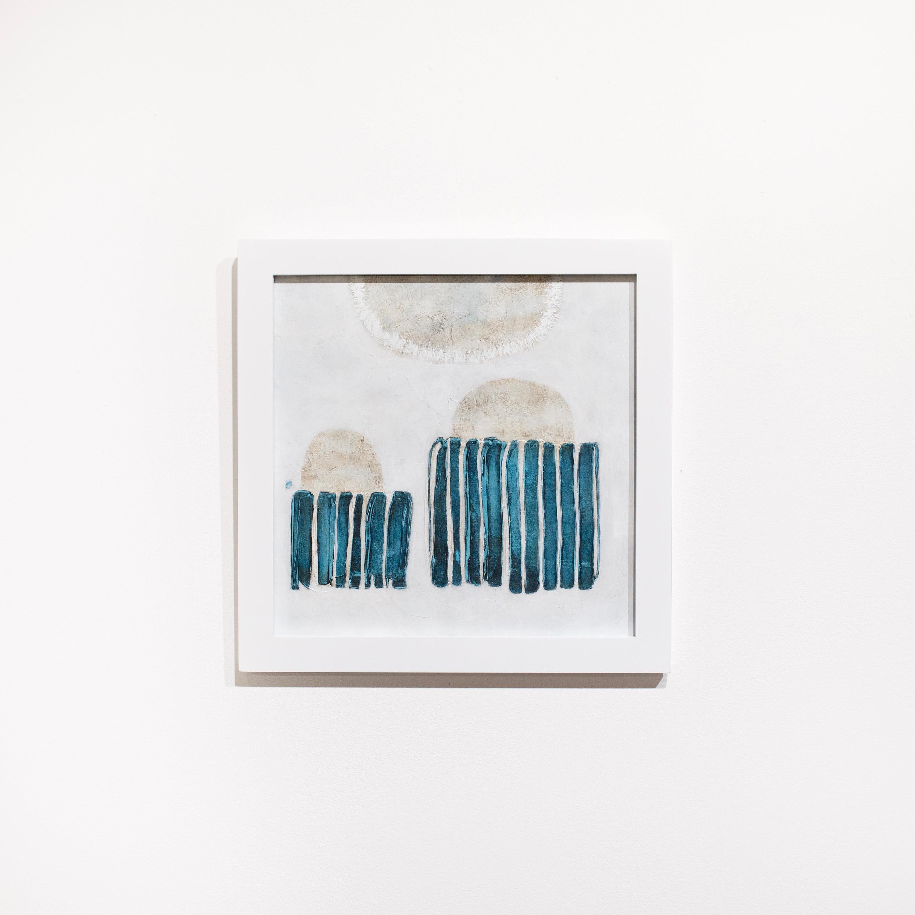 Cette peinture abstraite de Sofie Swann présente une palette côtière fraîche, avec des formes bleu sarcelle et beige sur un fond blanc. La peinture est réalisée sur papier et mesure 12