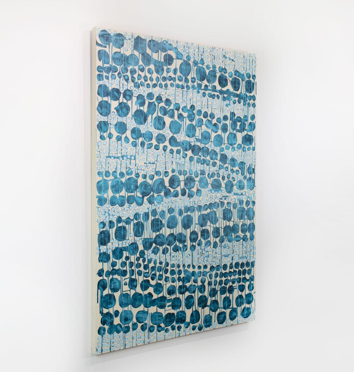 Ce grand tableau abstrait de Sofie Swann présente une palette de bleu clair, de beige sable et de bleu sarcelle profond, avec des formes circulaires organiques variées, superposées et disposées en zigzag sur toute la toile. Cette peinture est