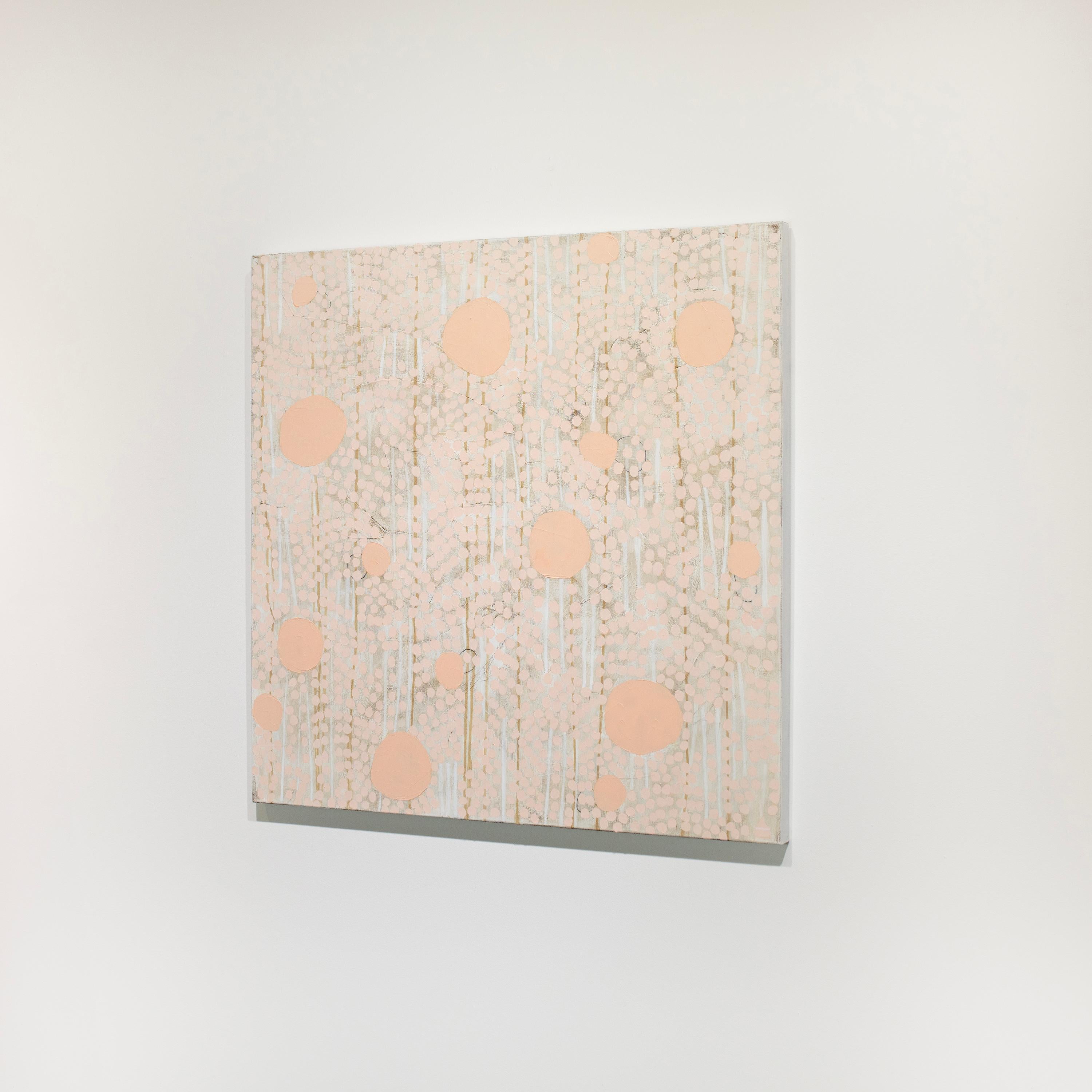 Cette peinture abstraite de Sofie Swann présente une palette d'orange vif et chaud avec des formes circulaires de différentes tailles superposées sur un blanc imparfait et des lignes verticales dorées. Cette peinture est réalisée sur une toile