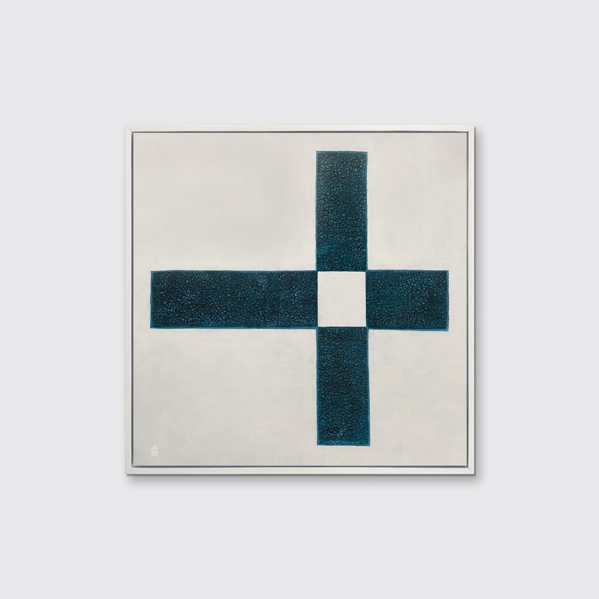 Dieser abstrakte Druck in limitierter Auflage von Sofie Swann zeigt einen cremefarbenen Hintergrund mit strukturierten, geometrischen, dunkelblauen Rechtecken, die um ein weißes Quadrat herum angeordnet sind und auf jeder Seite vertikal und
