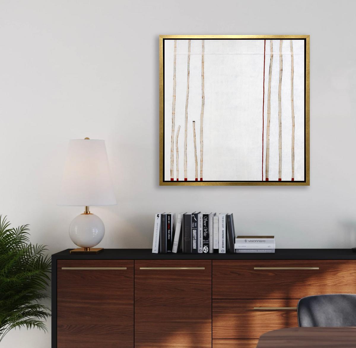 Este grabado minimalista abstracto de Edición Limitada de Sofie Swann presenta una cálida paleta neutra. En ella, unos rectángulos orgánicos e imperfectos de color beige claro se extienden hacia arriba desde unos cuadrados más pequeños de color rojo