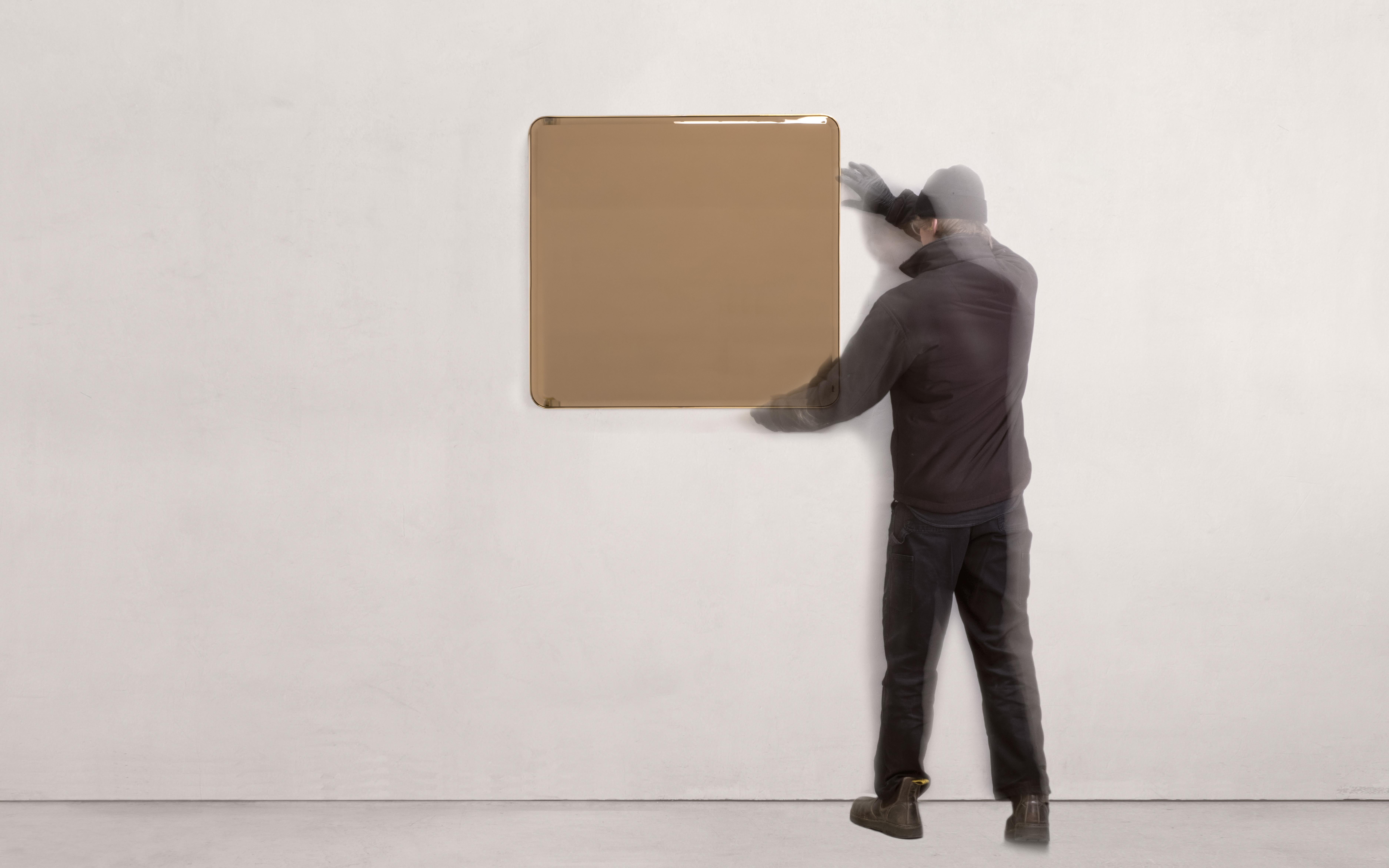 Minimalismo Specchio da parete Sofie - Ottone lucido - Fatto a mano in Gran Bretagna - Piccolo in vendita
