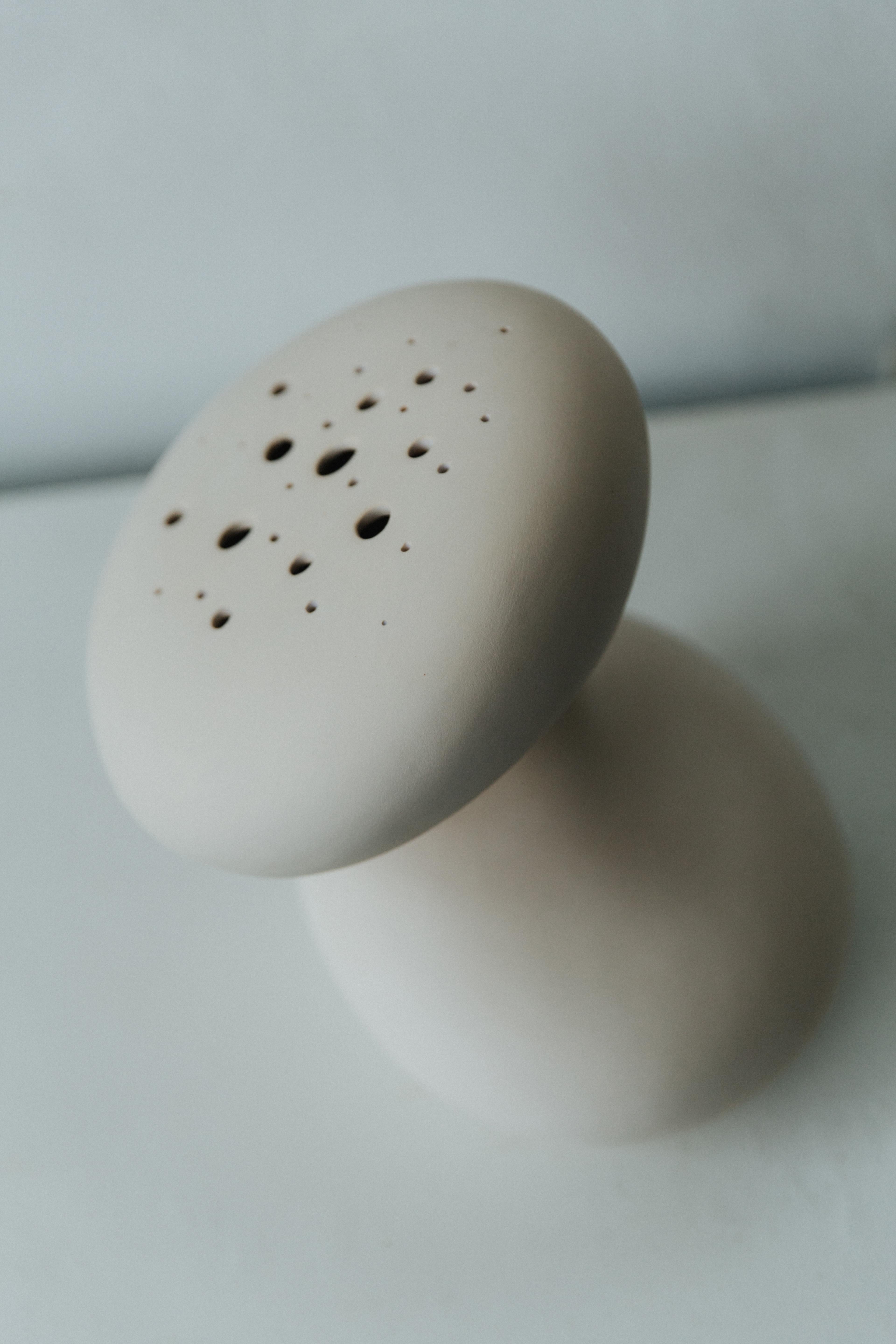 Handgefertigte figurative Keramik-Skulptur-Vase, ukrainischer Künstler, Forma 43 (Abstrakt), Art, von Sofiia Horbachevska