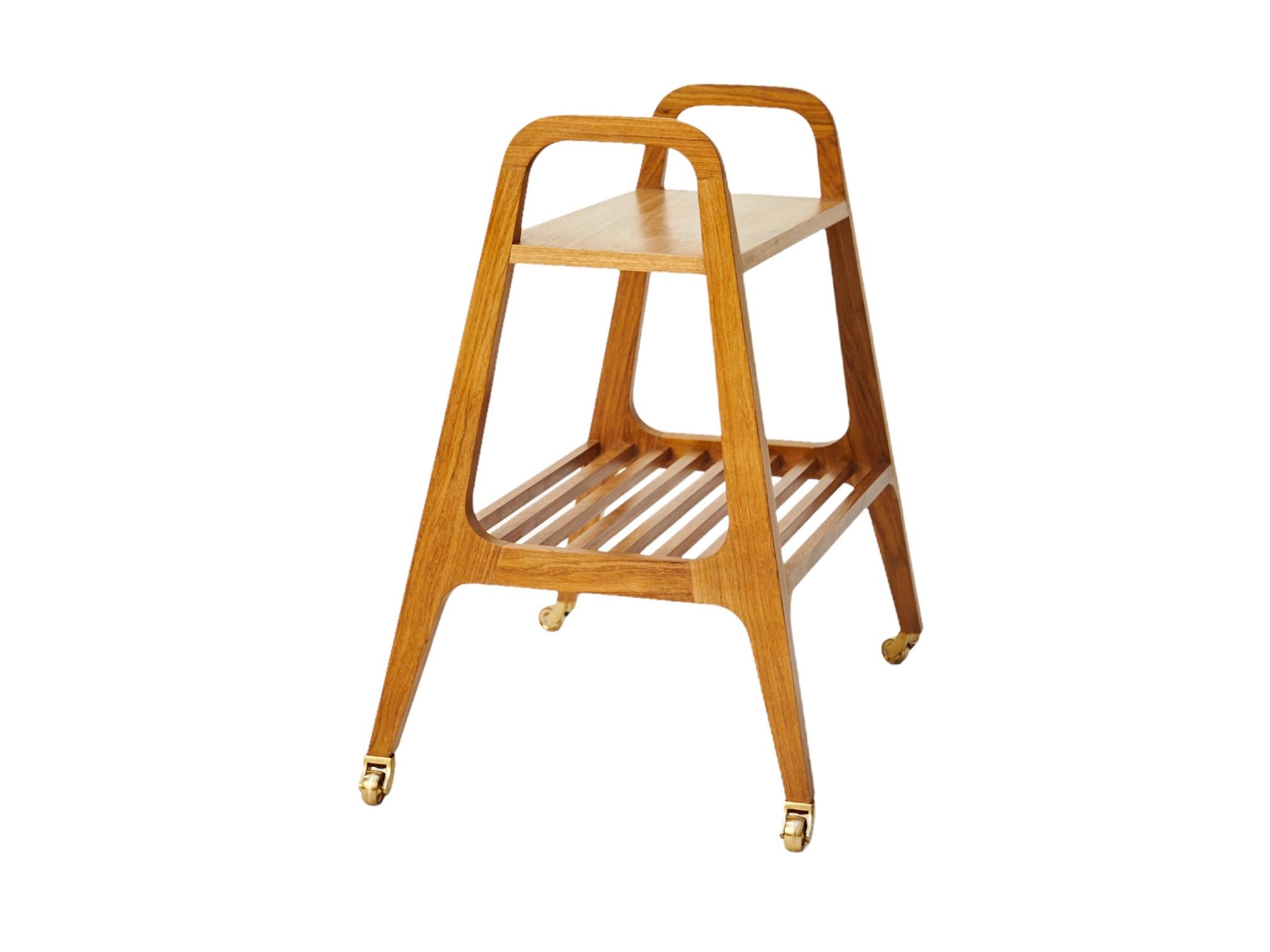 Practical, simple and elegant. The Sofo tea cart, made of wood and finished with brass wheels, is a perfect accessory for any modern environment. Sofo also has two wood and glass removable trays available in 3 different finishes.