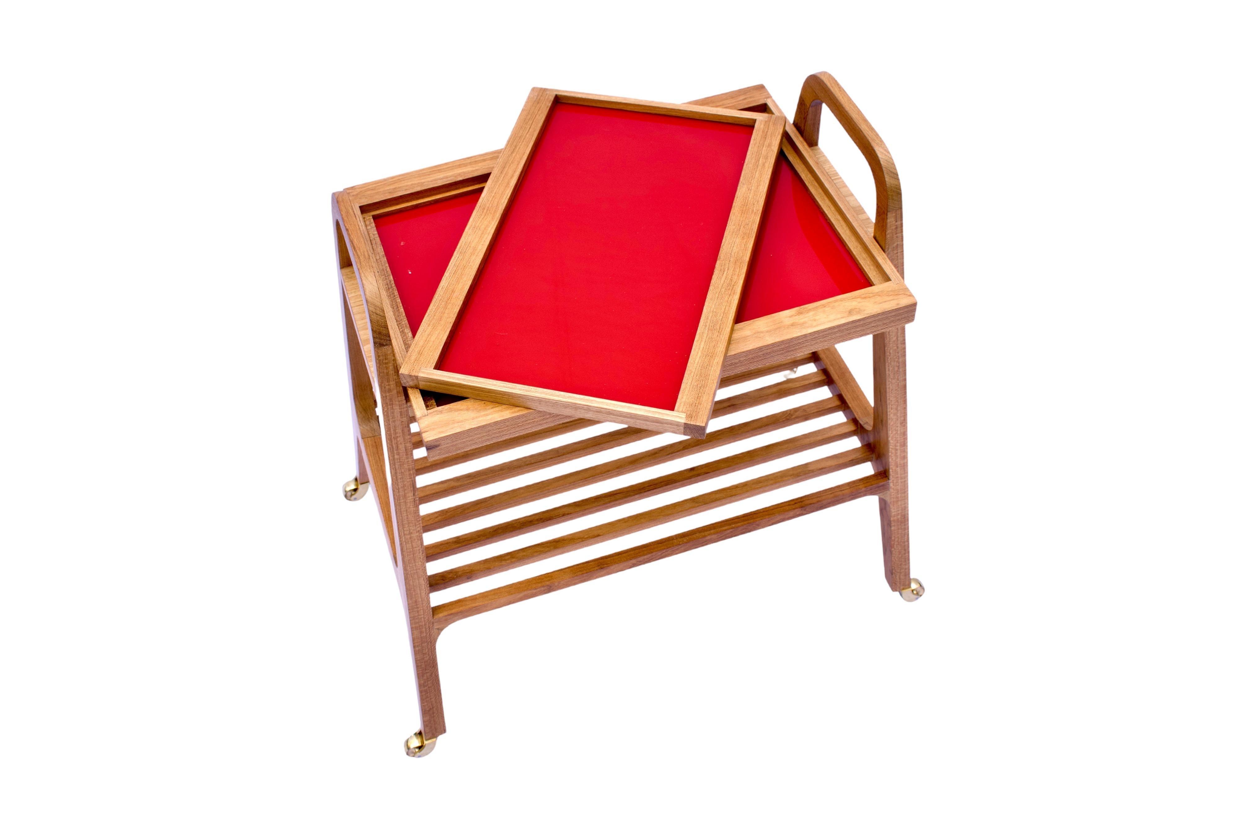 Chariot de thé SOFO en bois Freijo avec plateau en verre rouge, en stock